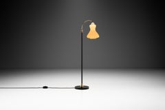 Lampada da terra in ottone e metallo laccato con paralume in vetro opalino, Danimarca, anni '50