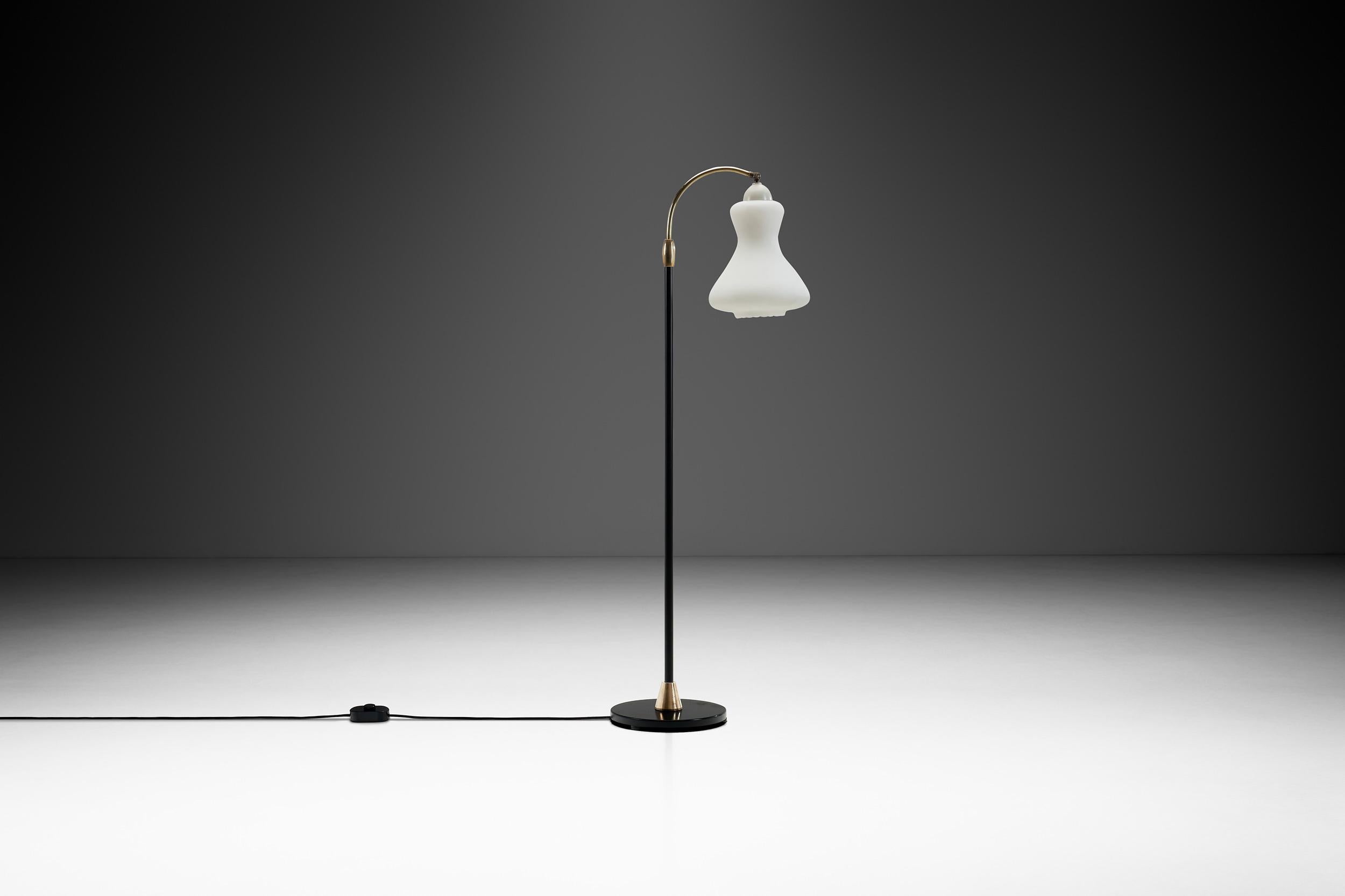 Mid-Century Modern Lampadaire en laiton et métal laqué avec abat-jour en verre opale, Danemark, années 1950 en vente