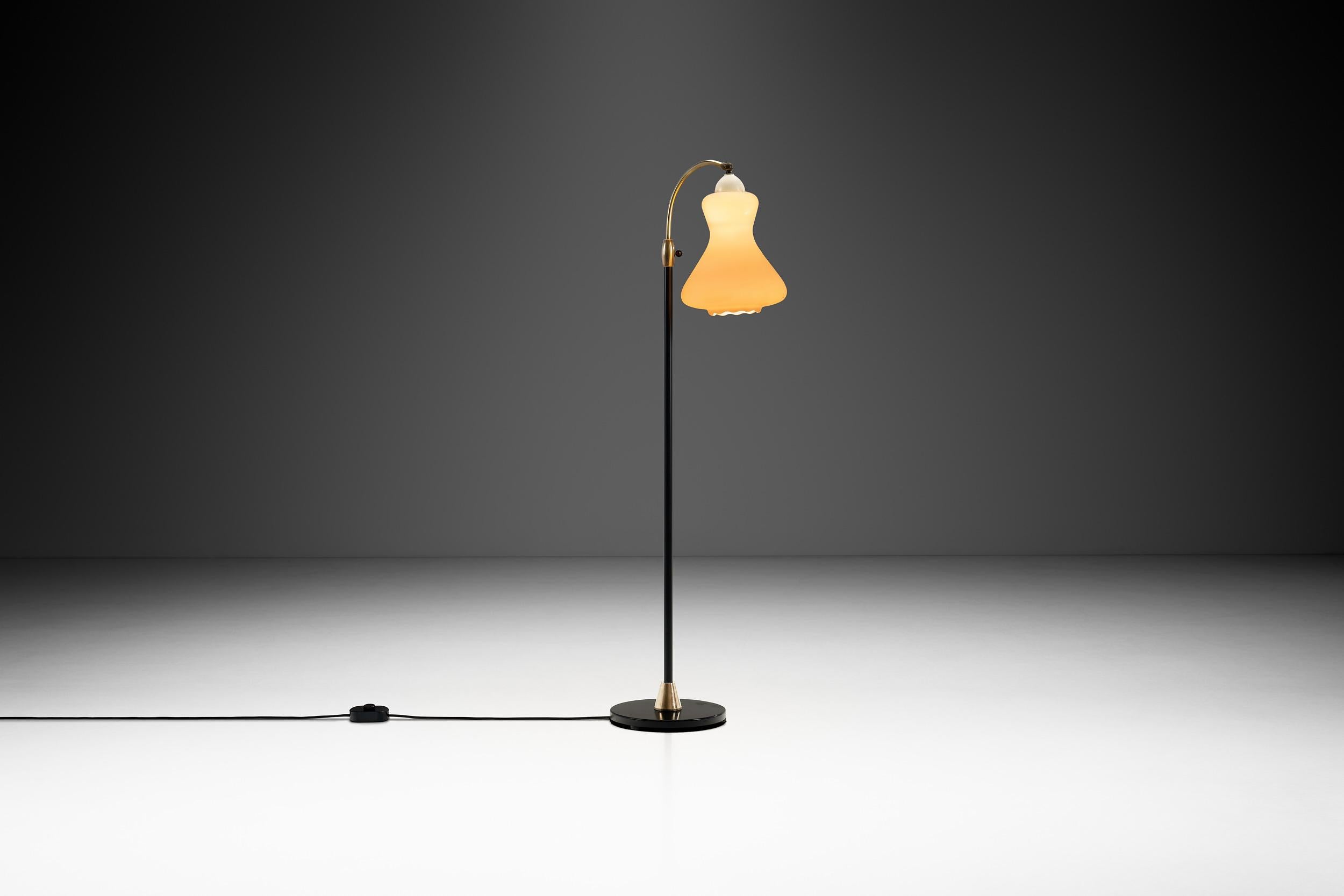 Danois Lampadaire en laiton et métal laqué avec abat-jour en verre opale, Danemark, années 1950 en vente