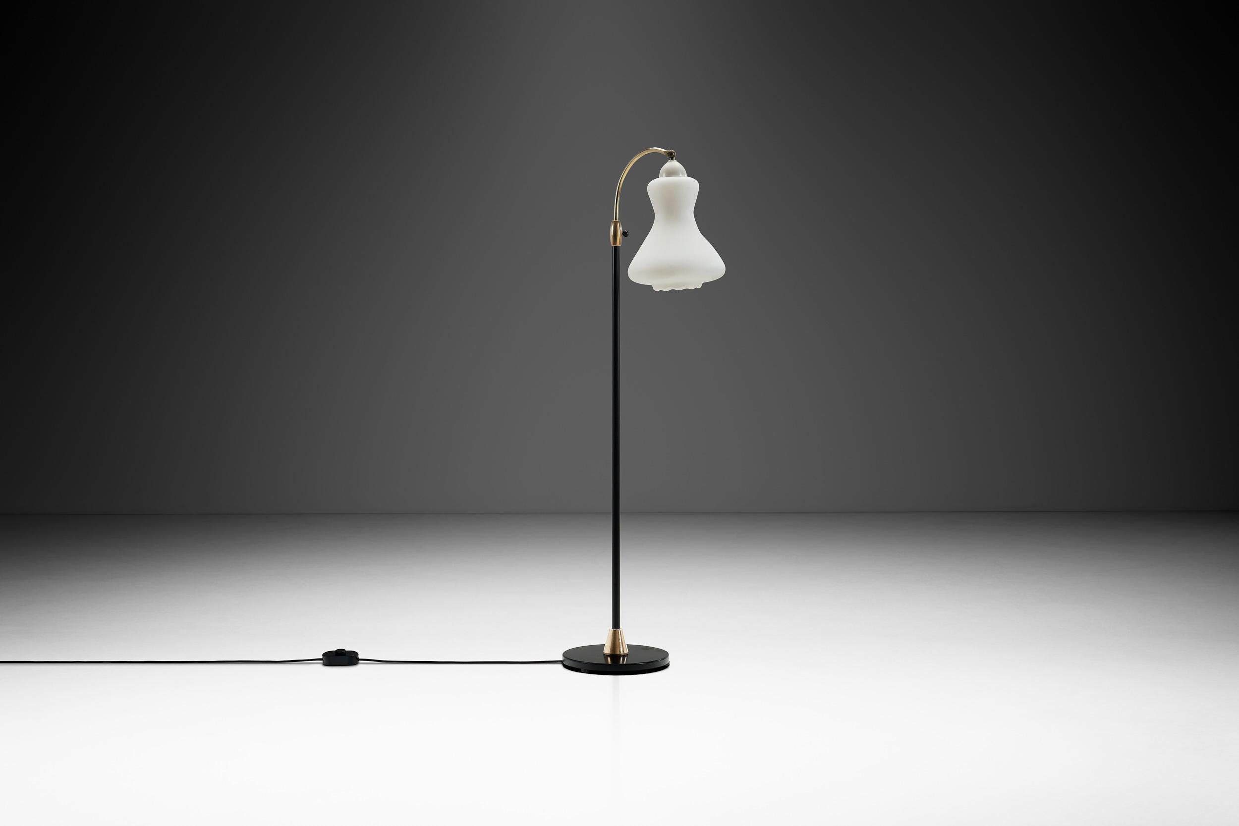 Laqué Lampadaire en laiton et métal laqué avec abat-jour en verre opale, Danemark, années 1950 en vente