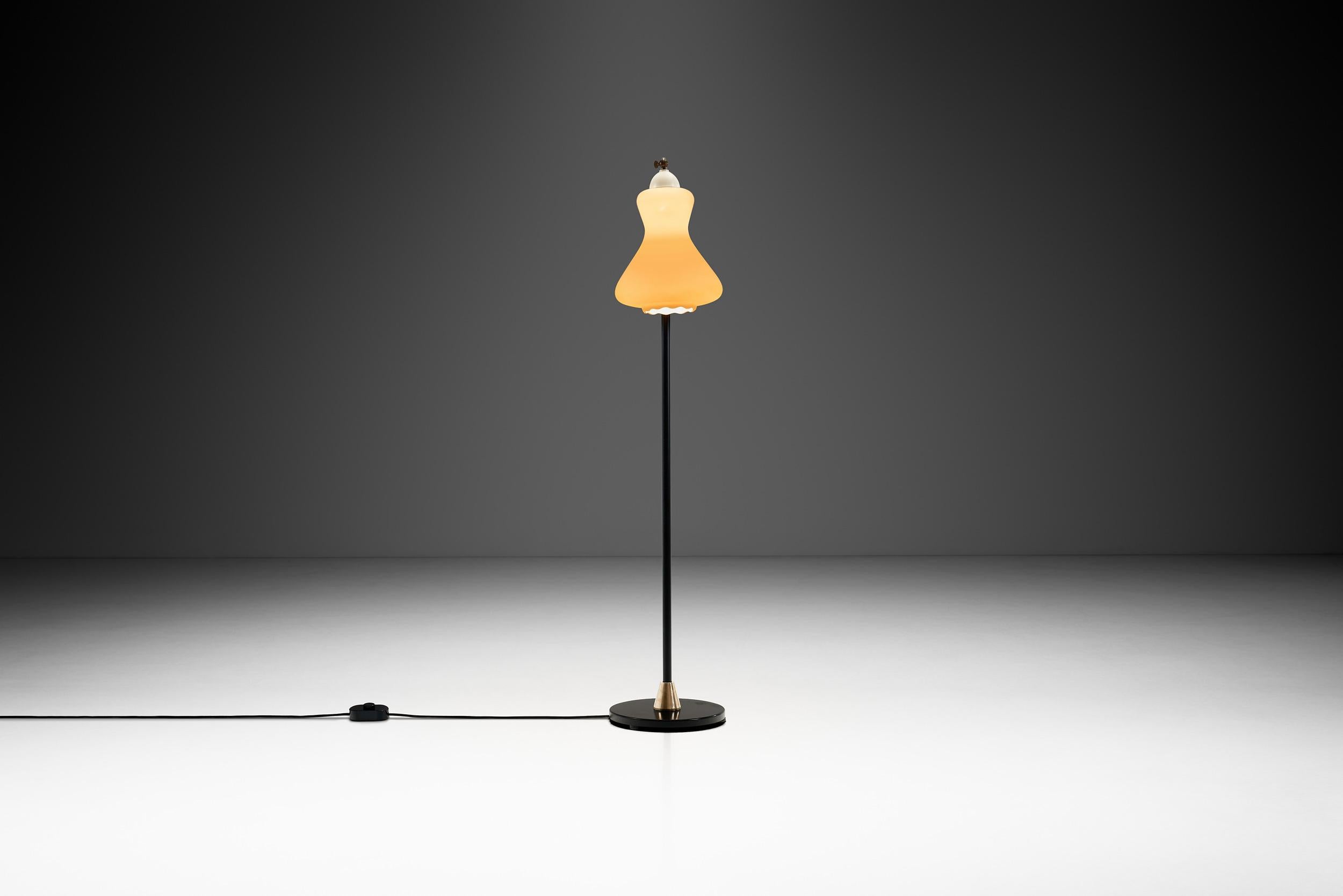 Lampadaire en laiton et métal laqué avec abat-jour en verre opale, Danemark, années 1950 Bon état - En vente à Utrecht, NL