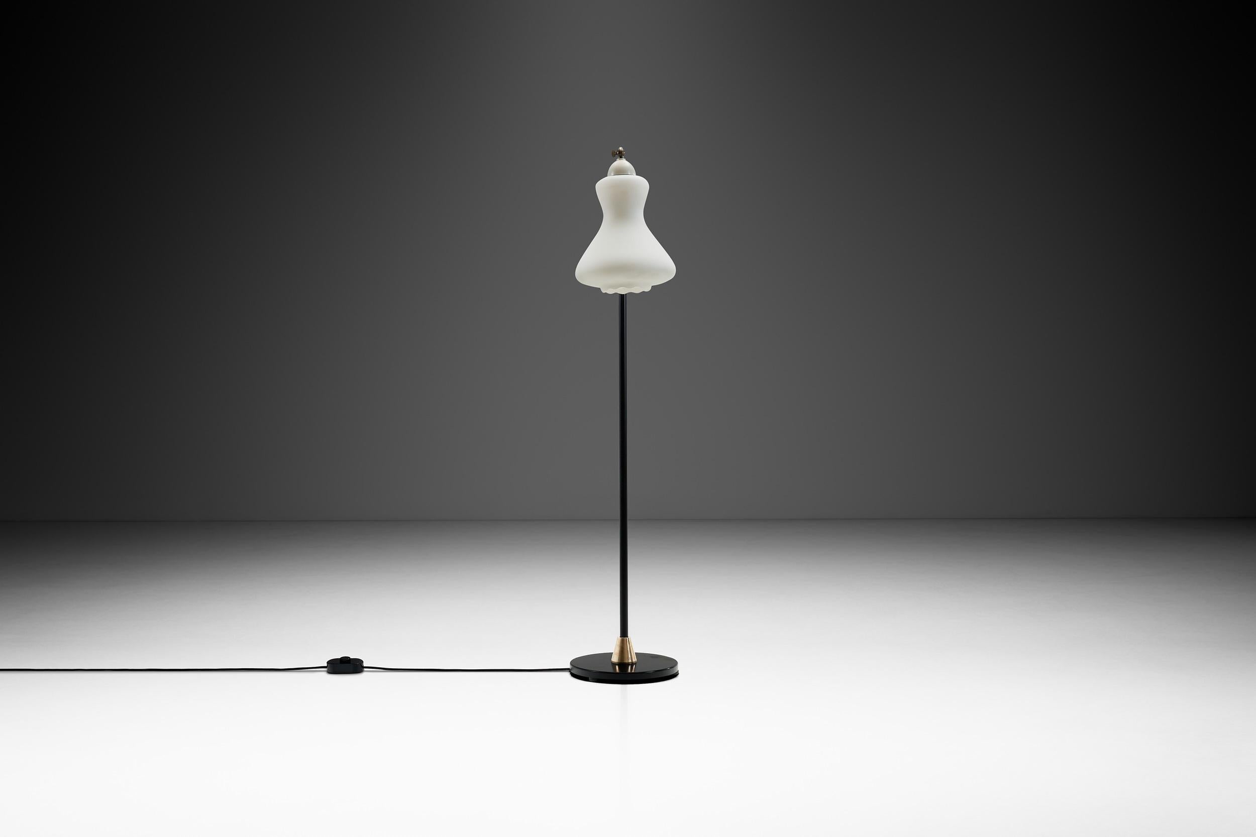 Milieu du XXe siècle Lampadaire en laiton et métal laqué avec abat-jour en verre opale, Danemark, années 1950 en vente