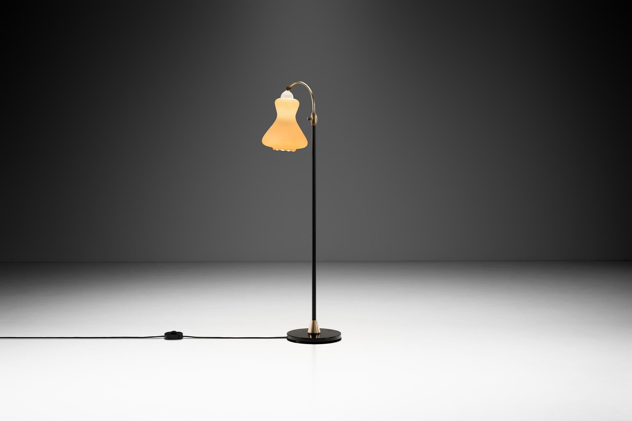 Laiton Lampadaire en laiton et métal laqué avec abat-jour en verre opale, Danemark, années 1950 en vente