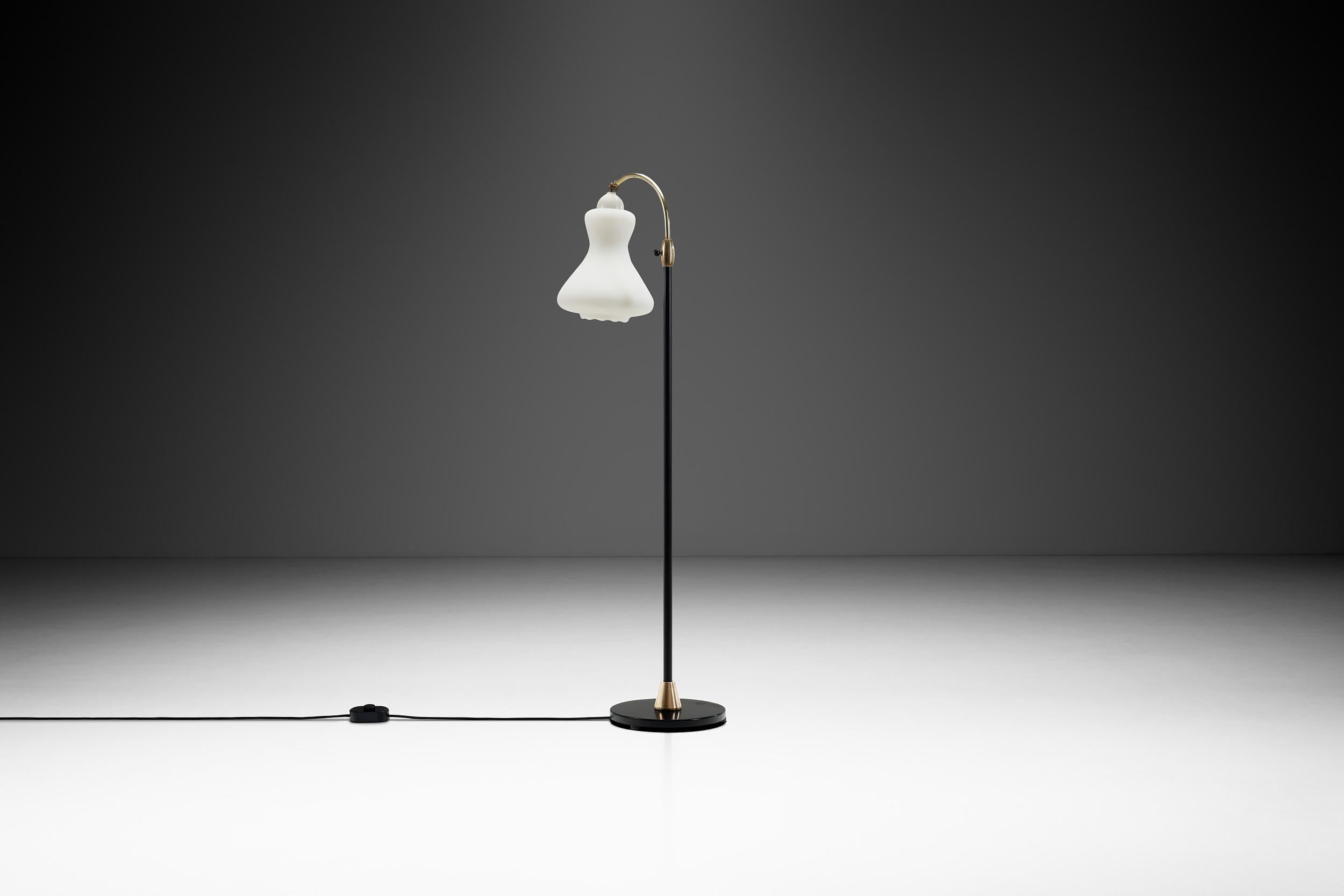 Lampadaire en laiton et métal laqué avec abat-jour en verre opale, Danemark, années 1950 en vente 1