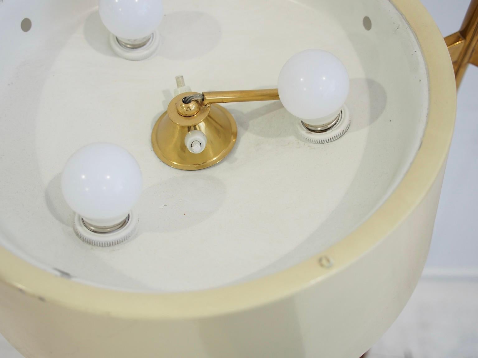 Lámpara de pie de latón y metal lacado con revistero de madera en venta 2