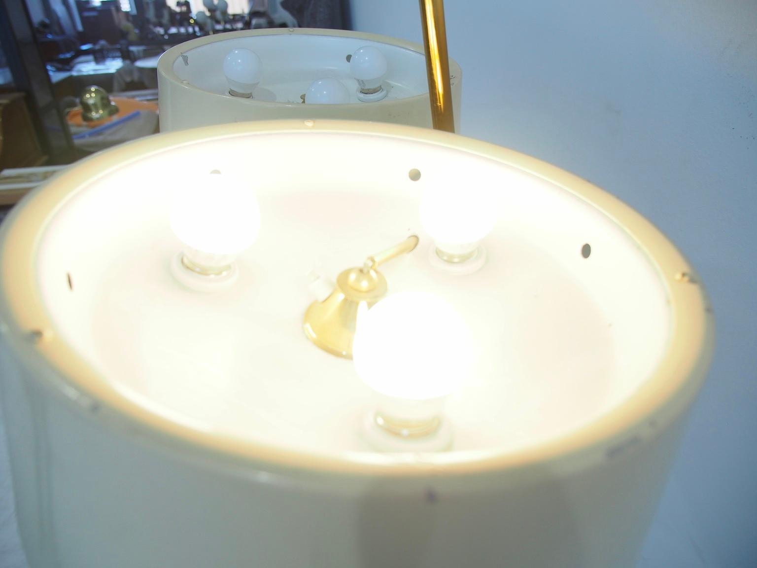 Lámpara de pie de latón y metal lacado con revistero de madera en venta 3