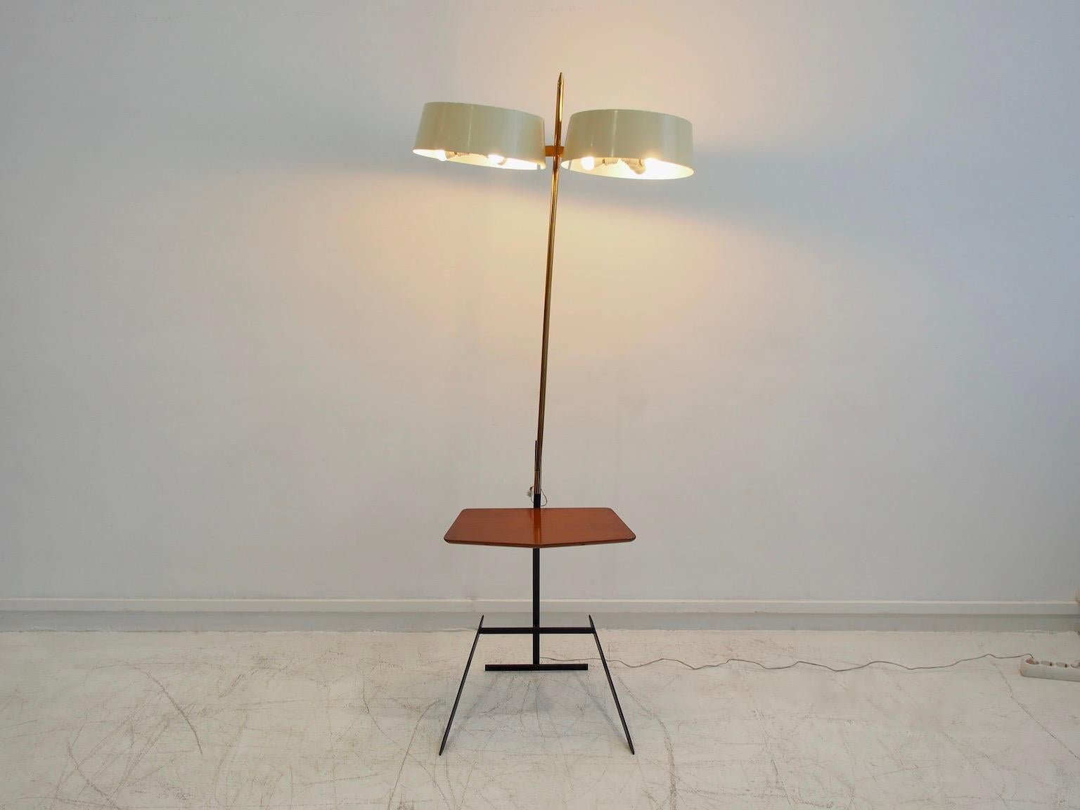 Lámpara de pie de latón y metal lacado con revistero de madera en venta 4