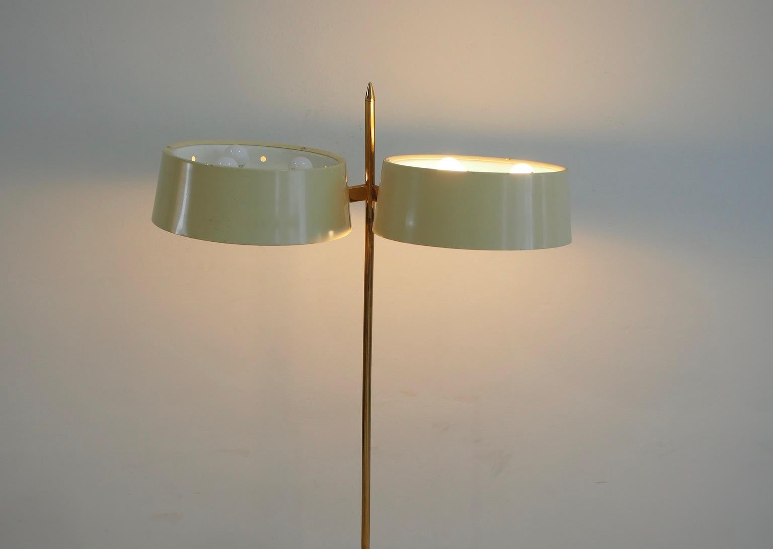 Lámpara de pie de latón y metal lacado con revistero de madera en venta 5