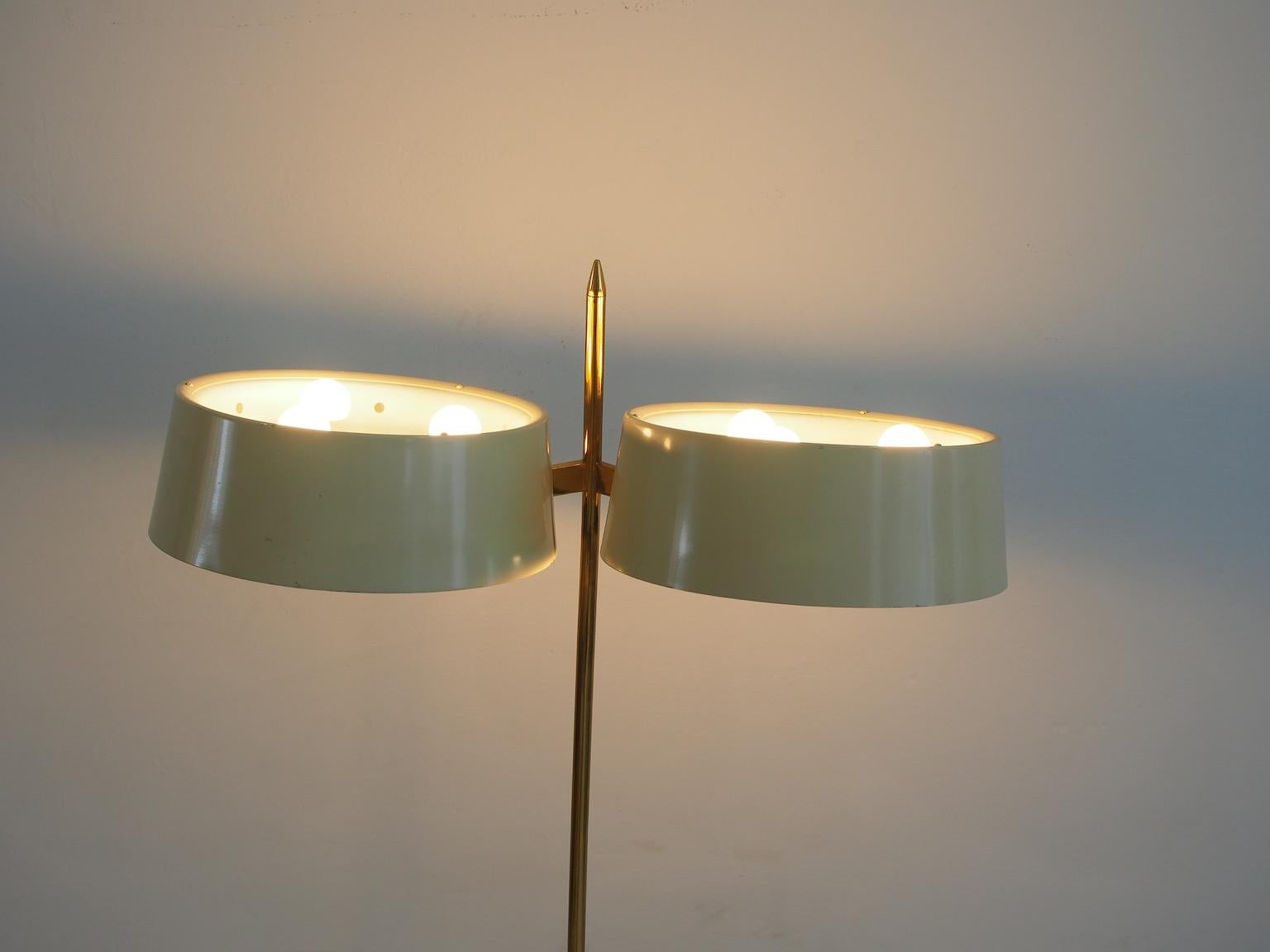 Lámpara de pie de latón y metal lacado con revistero de madera en venta 6