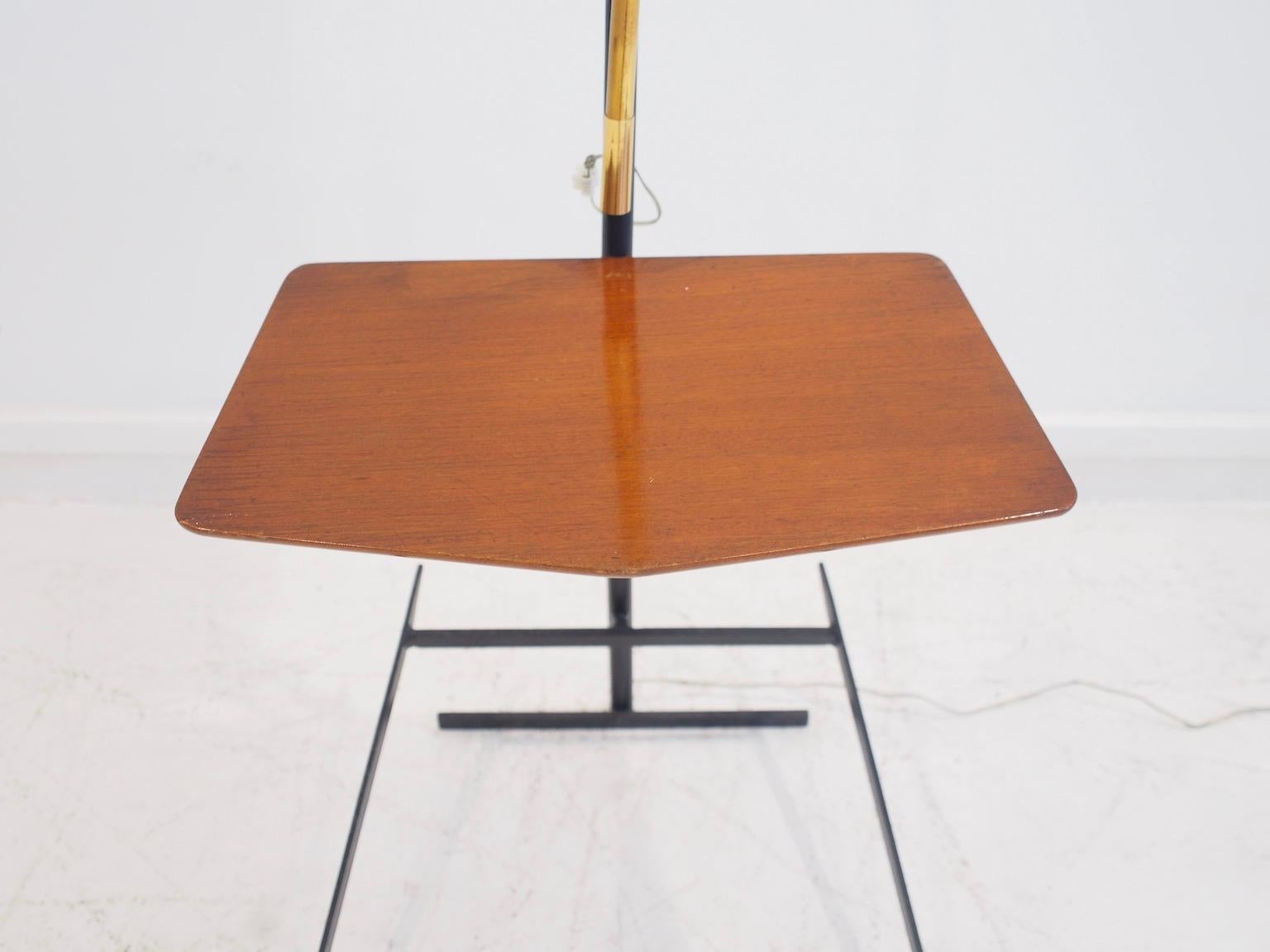 Lámpara de pie de latón y metal lacado con revistero de madera Moderno de mediados de siglo en venta