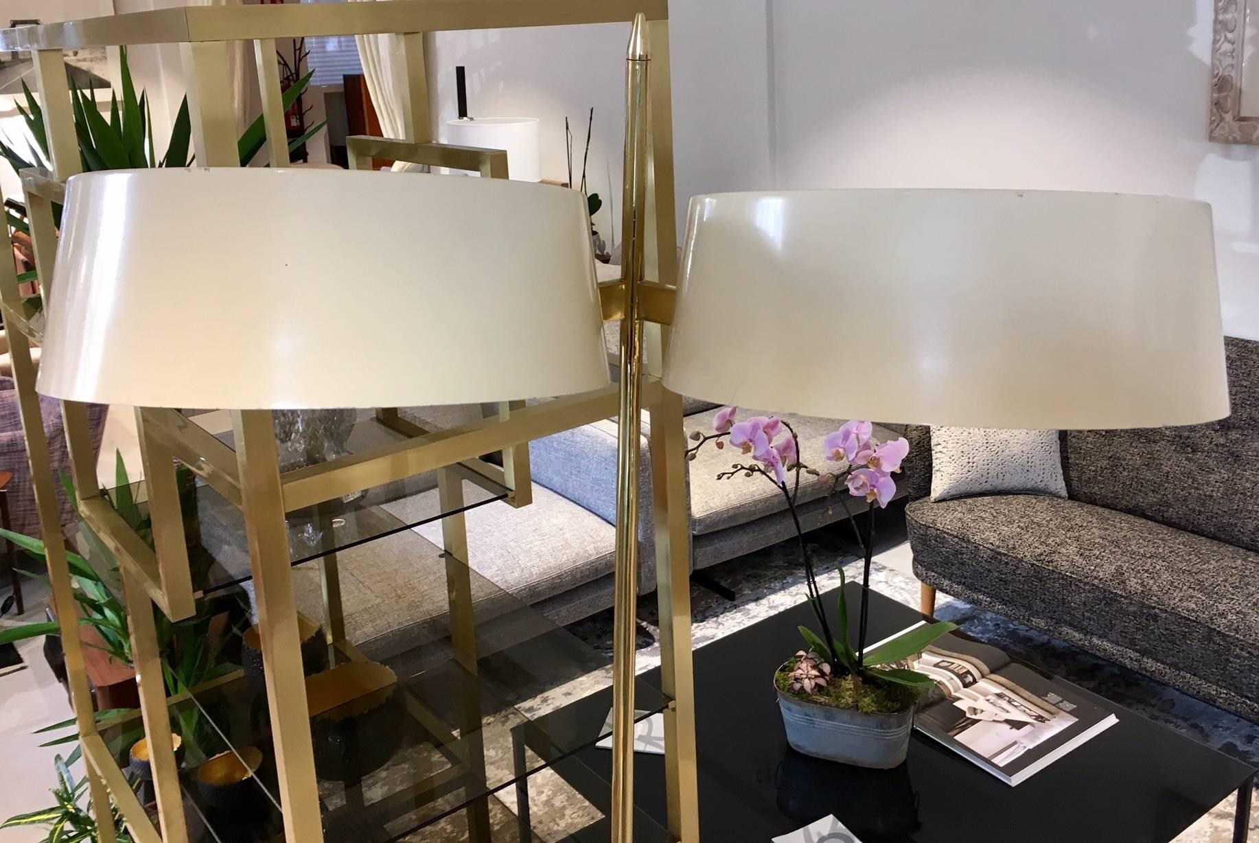 Brass and Lacquered Metal Floor Lamp with Wooden Magazine Shelf In Good Condition In Madrid, ES