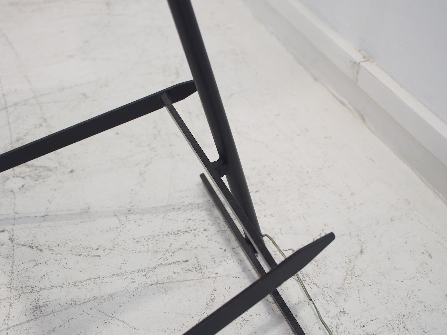 Lámpara de pie de latón y metal lacado con revistero de madera Lacado en venta