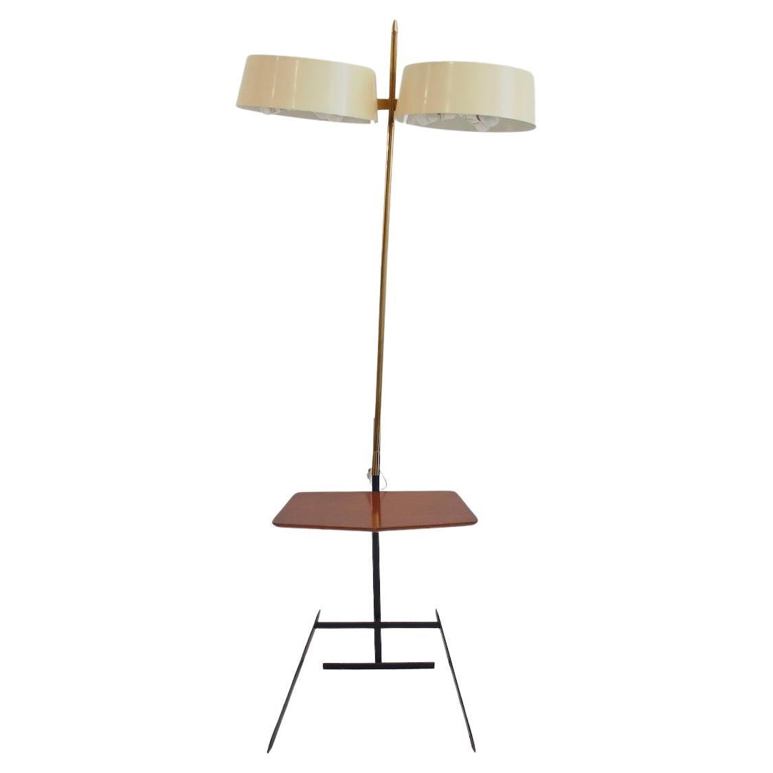 Lámpara de pie de latón y metal lacado con revistero de madera en venta