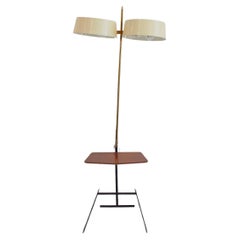 Lampada da terra in ottone e metallo laccato con ripiano per riviste in legno