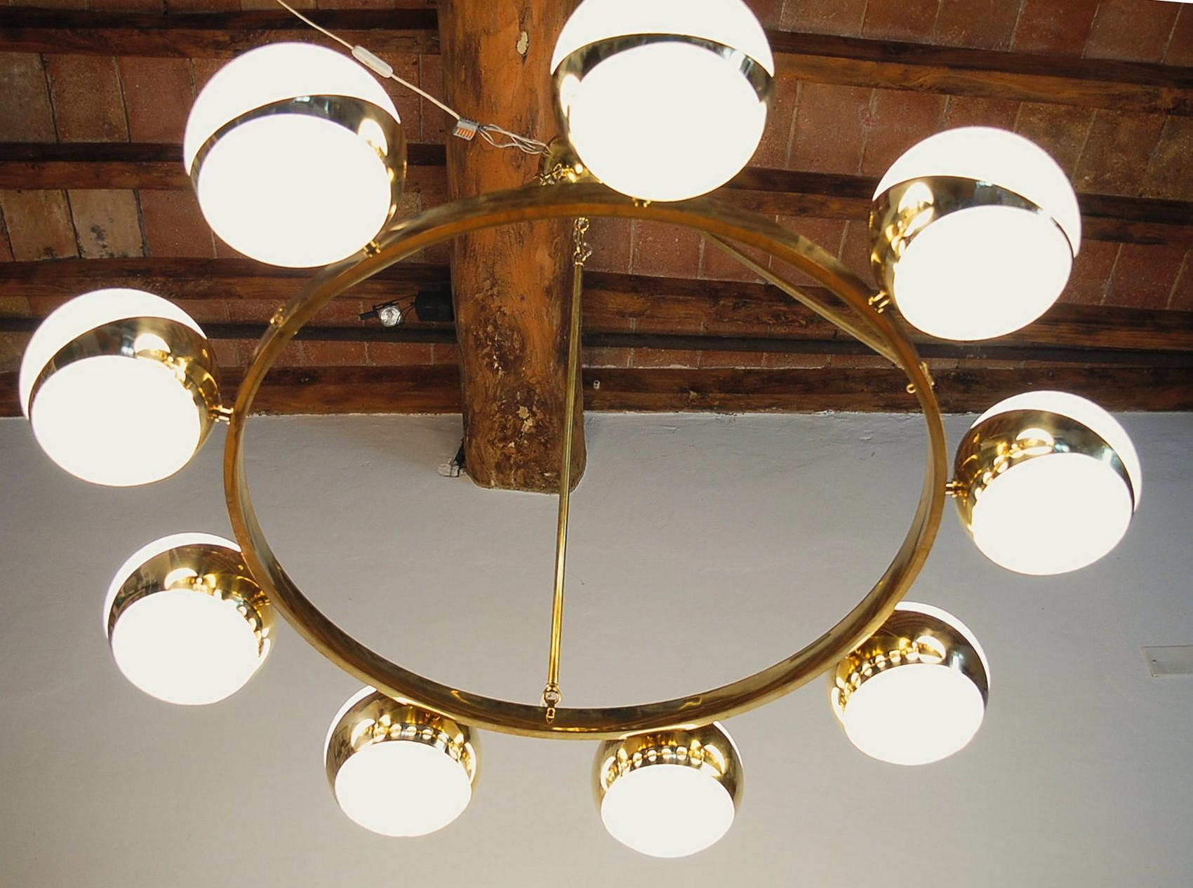 Brass and lattimo glass chandelier, 9 spheres Stilnovo Designed for light output 9