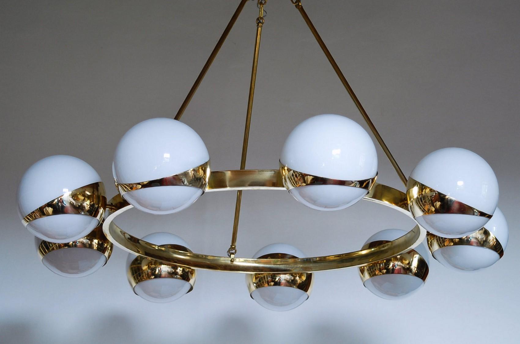 Brass and lattimo glass chandelier, 9 spheres Stilnovo Designed for light output 10