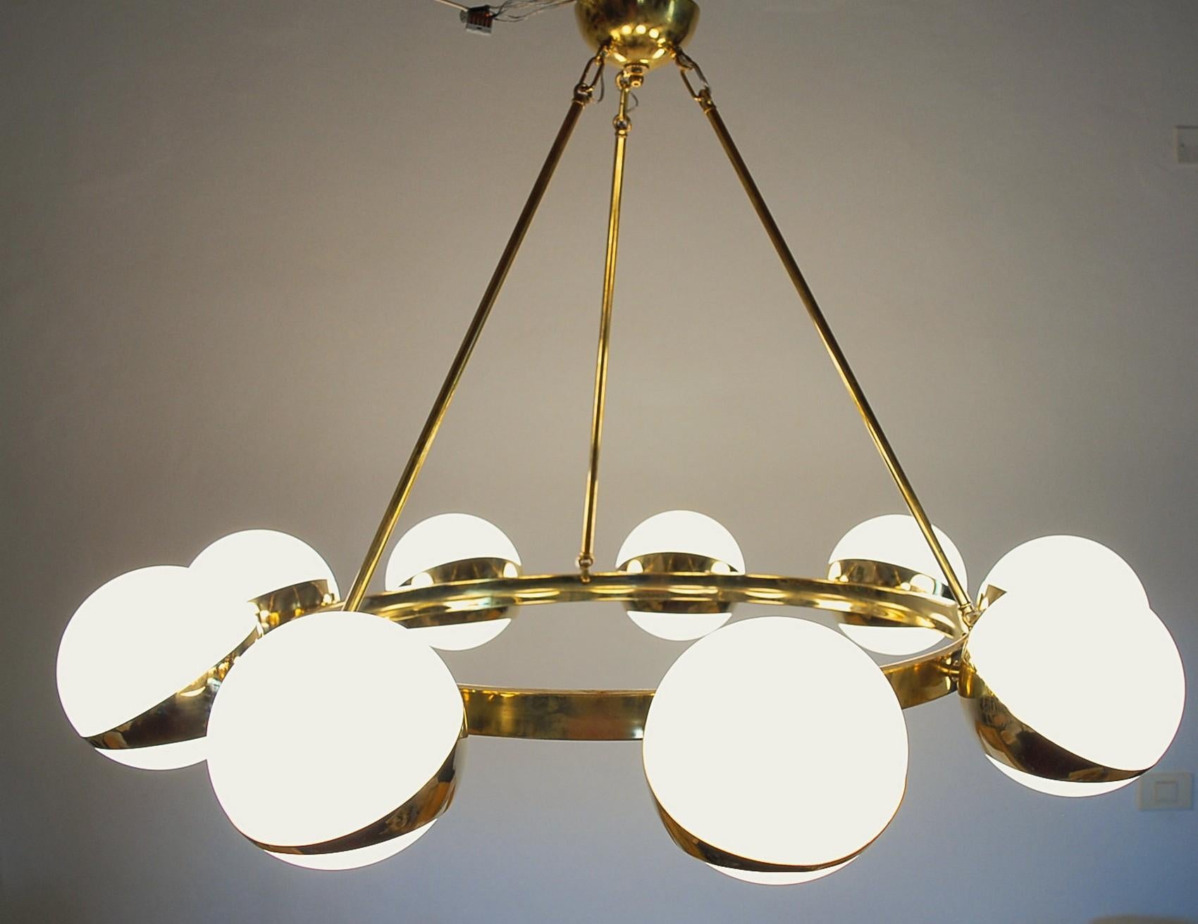 Brass and lattimo glass chandelier, 9 spheres Stilnovo Designed for light output 12