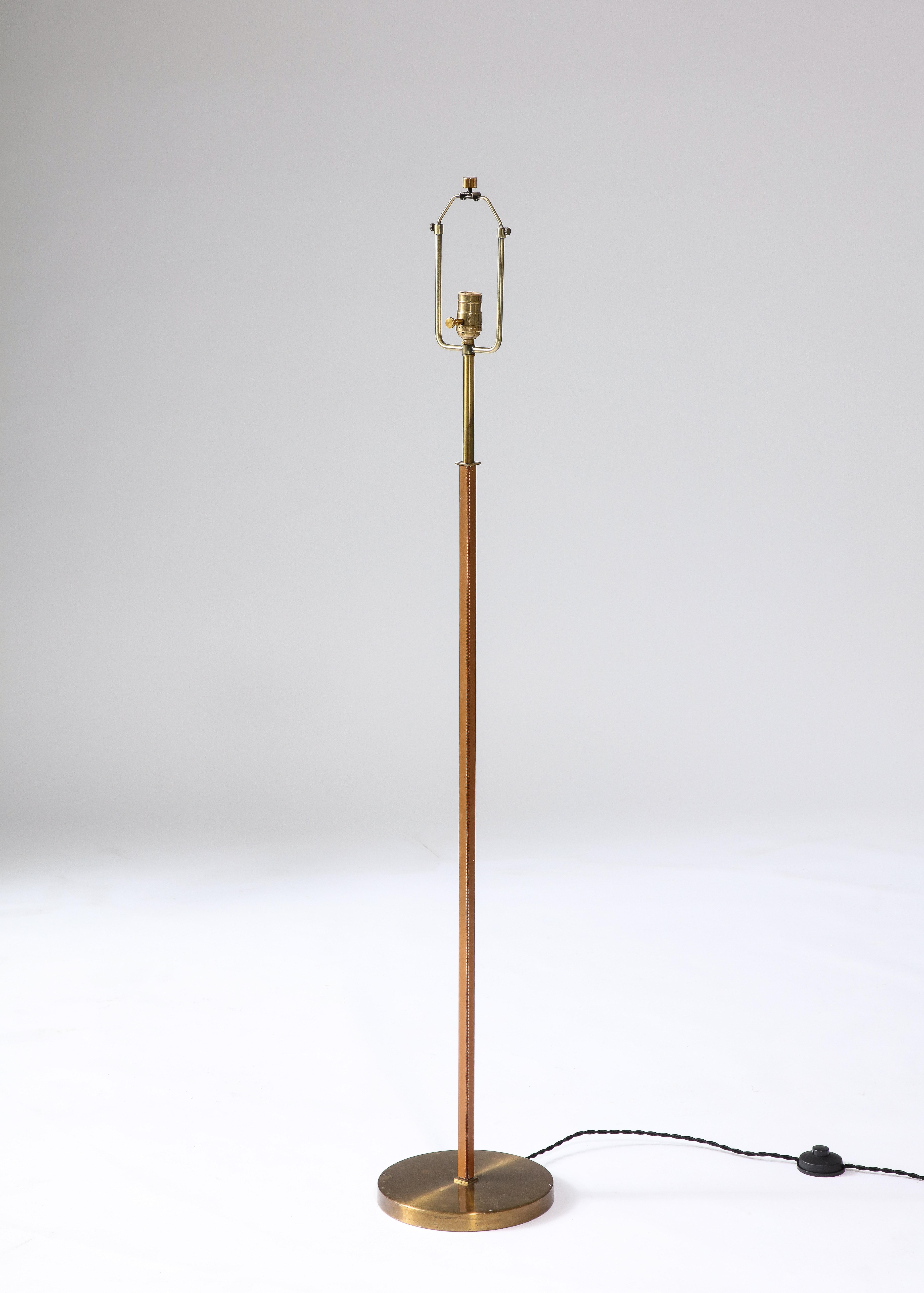 Moderno Lampada da terra in ottone e pelle di Falkenbergs Belysning, Svezia, 1950 ca. in vendita