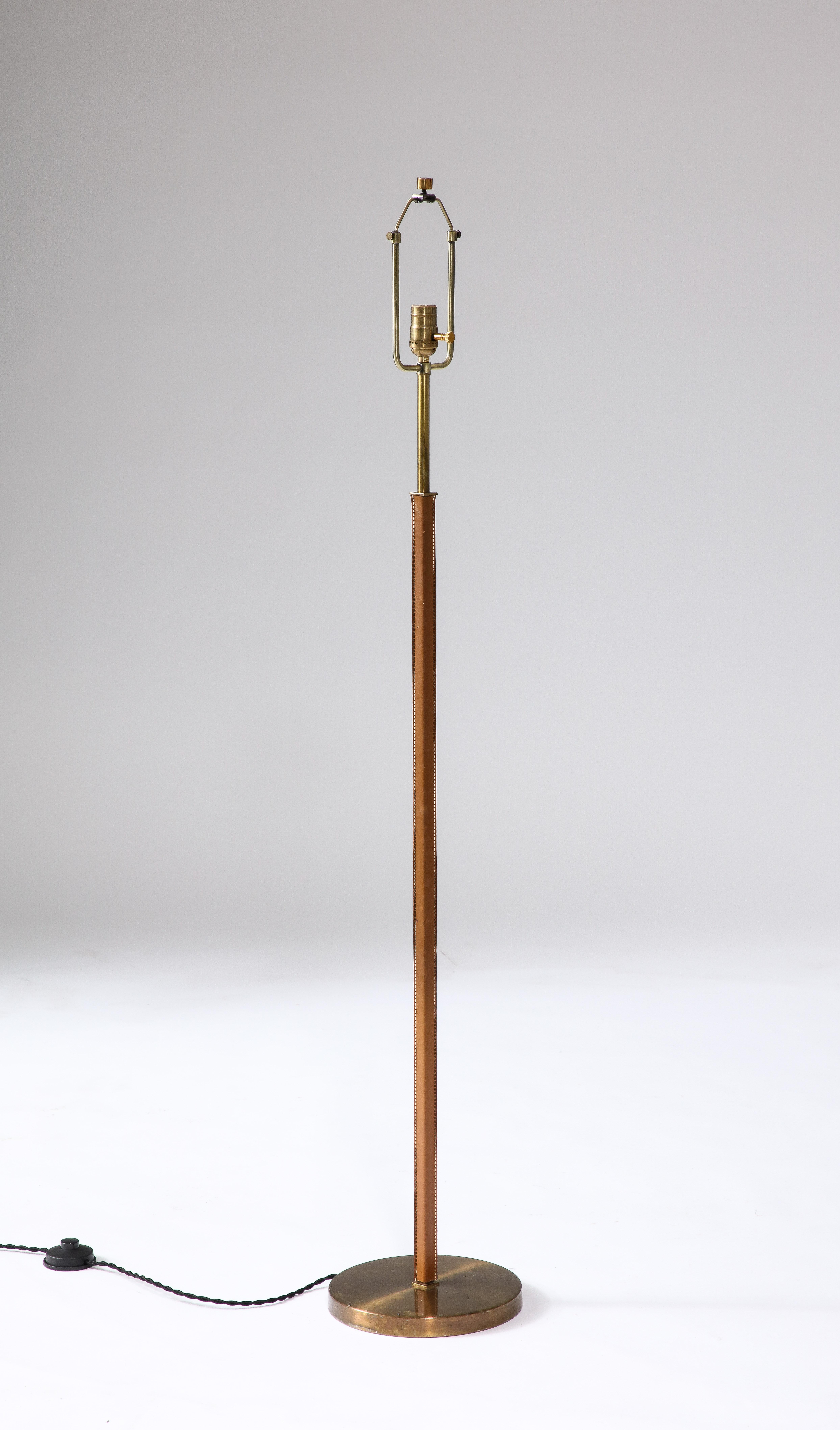 Ottone Lampada da terra in ottone e pelle di Falkenbergs Belysning, Svezia, 1950 ca. in vendita