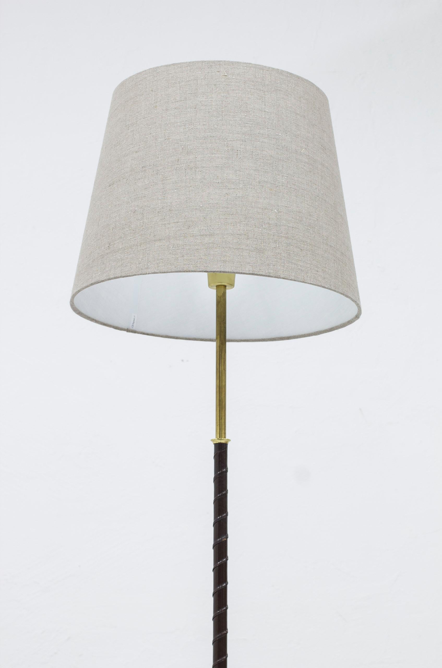 Brass and Leather Floor Lamp by Möller Armaturer, Scandinavian Modern, 1950s In Good Condition In Hägersten, SE