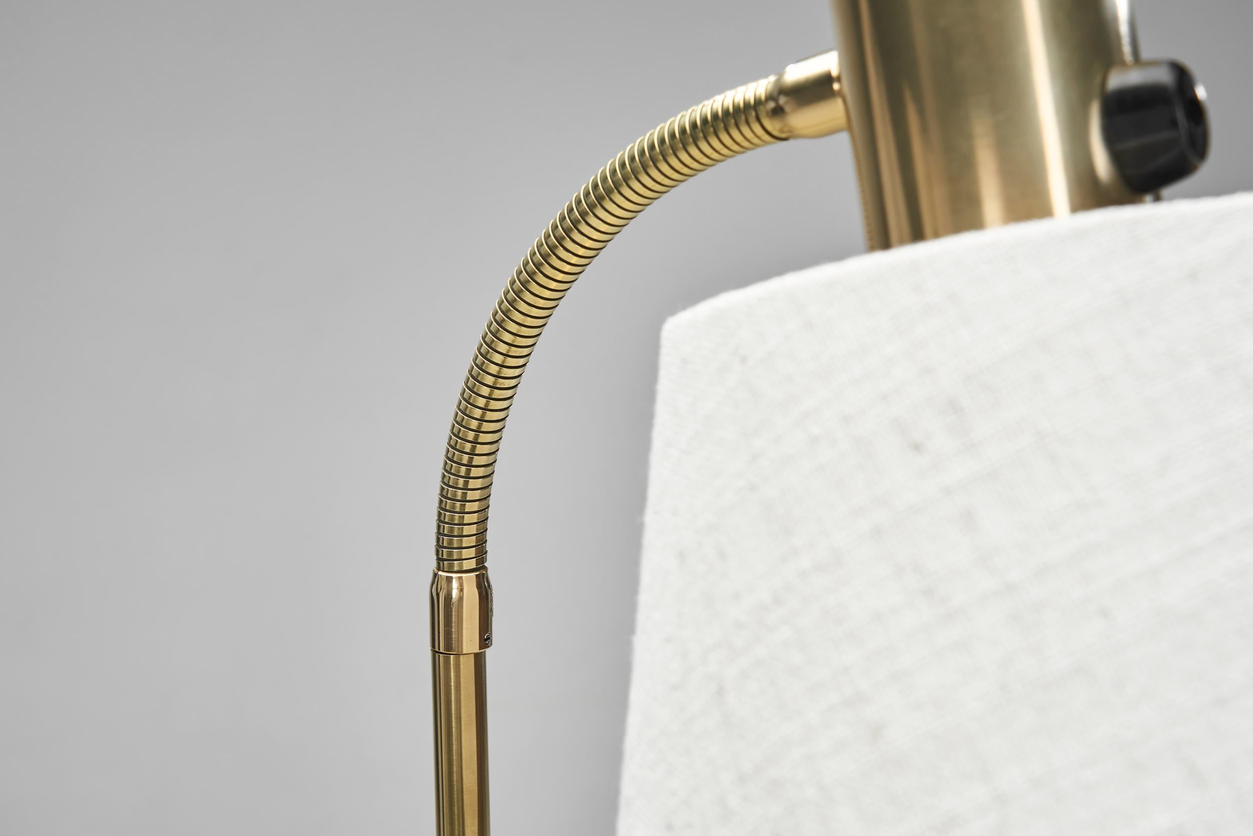 Lampada da terra in ottone e pelle, Svezia, metà del XX secolo circa in vendita 6