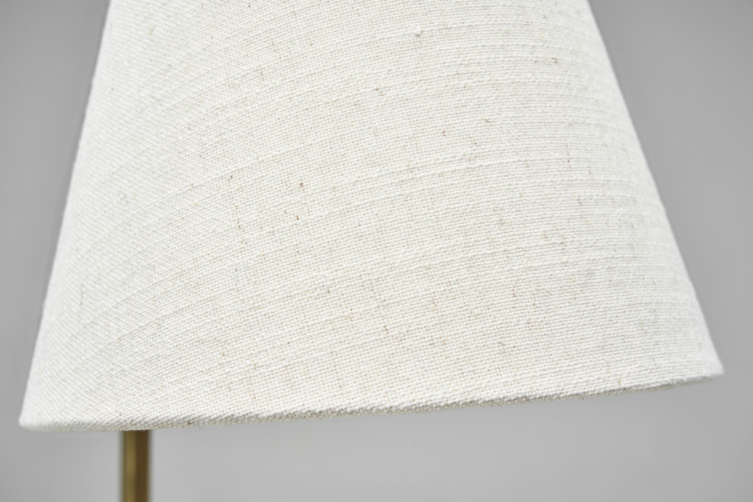 Lampada da terra in ottone e pelle, Svezia, metà del XX secolo circa in vendita 7