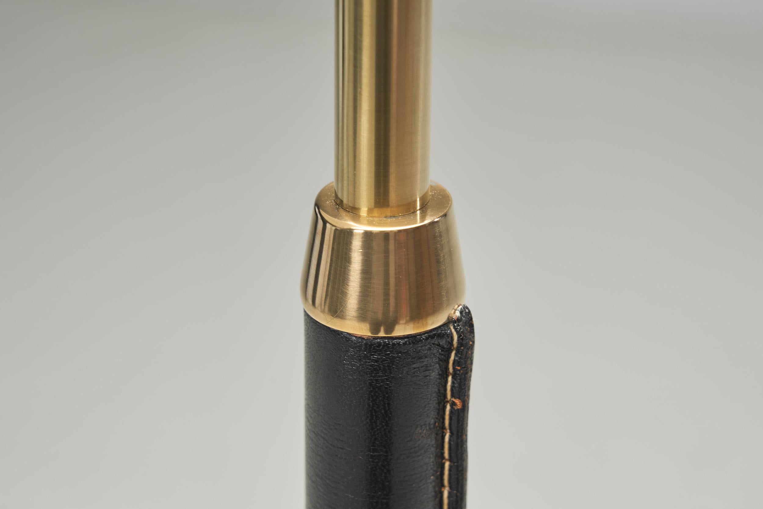 Lampada da terra in ottone e pelle, Svezia, metà del XX secolo circa in vendita 9