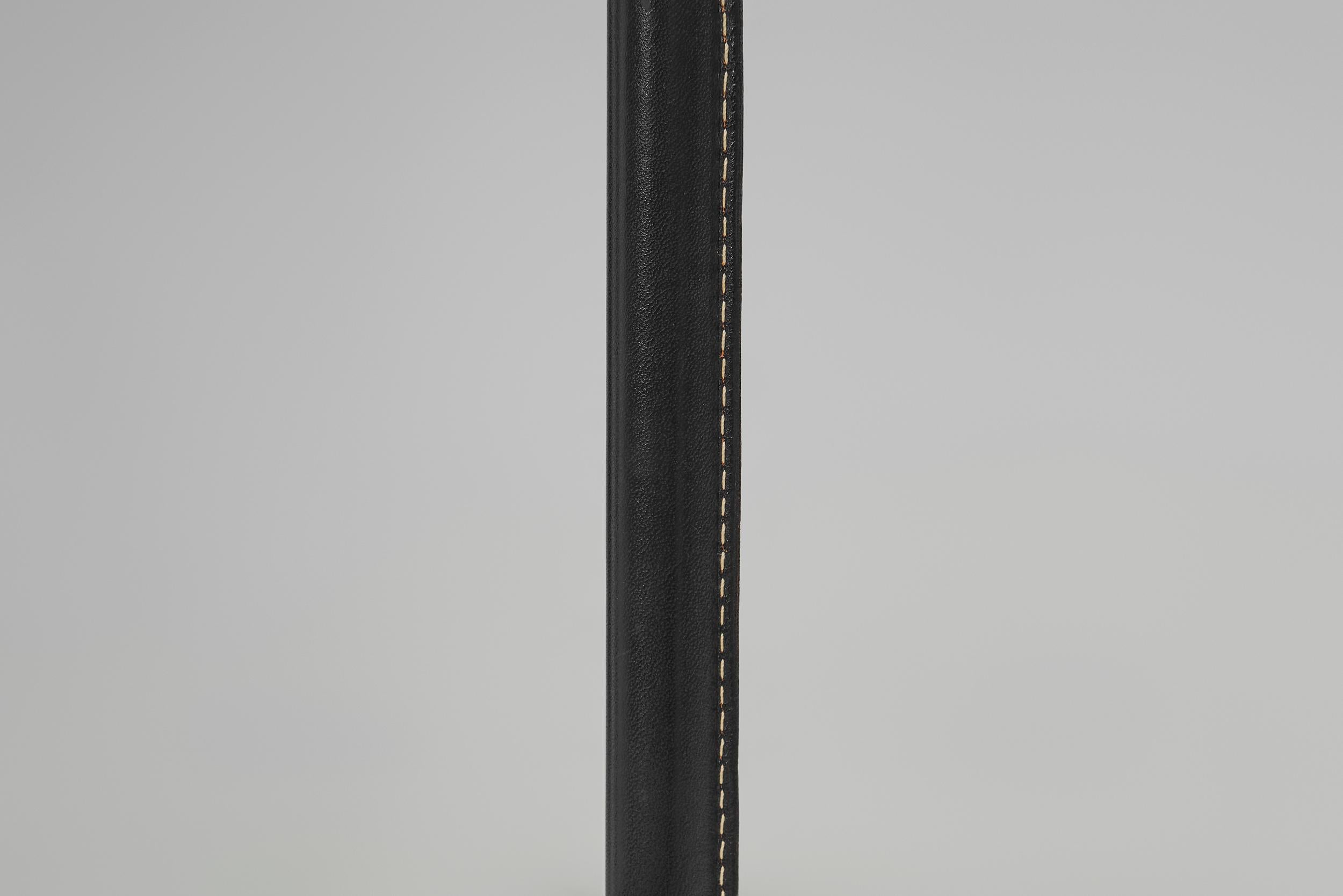 Lampada da terra in ottone e pelle, Svezia, metà del XX secolo circa in vendita 10