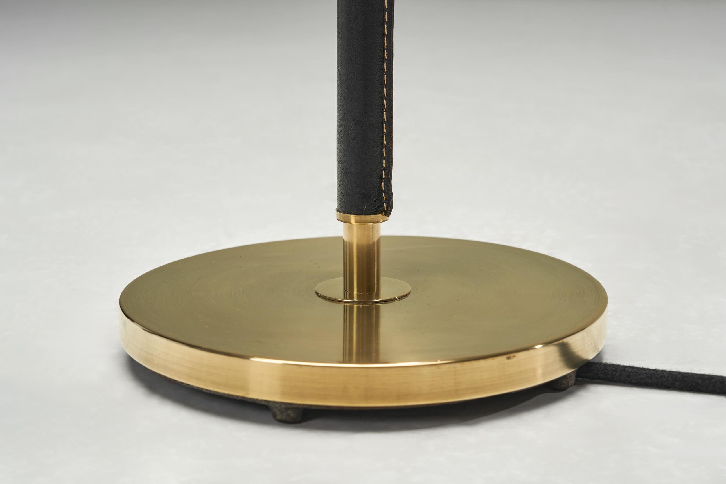 Lampada da terra in ottone e pelle, Svezia, metà del XX secolo circa in vendita 11