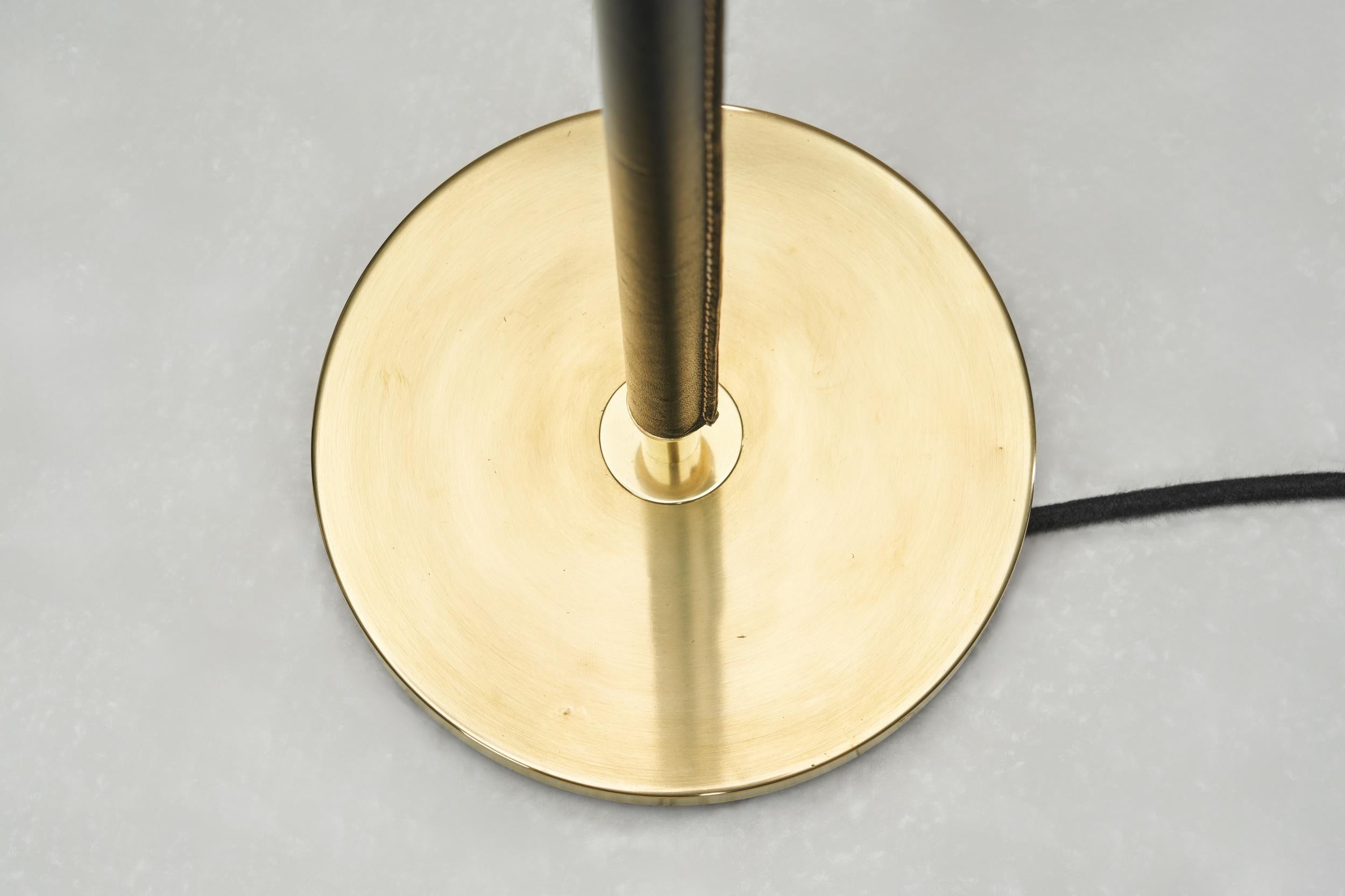 Lampada da terra in ottone e pelle, Svezia, metà del XX secolo circa in vendita 12