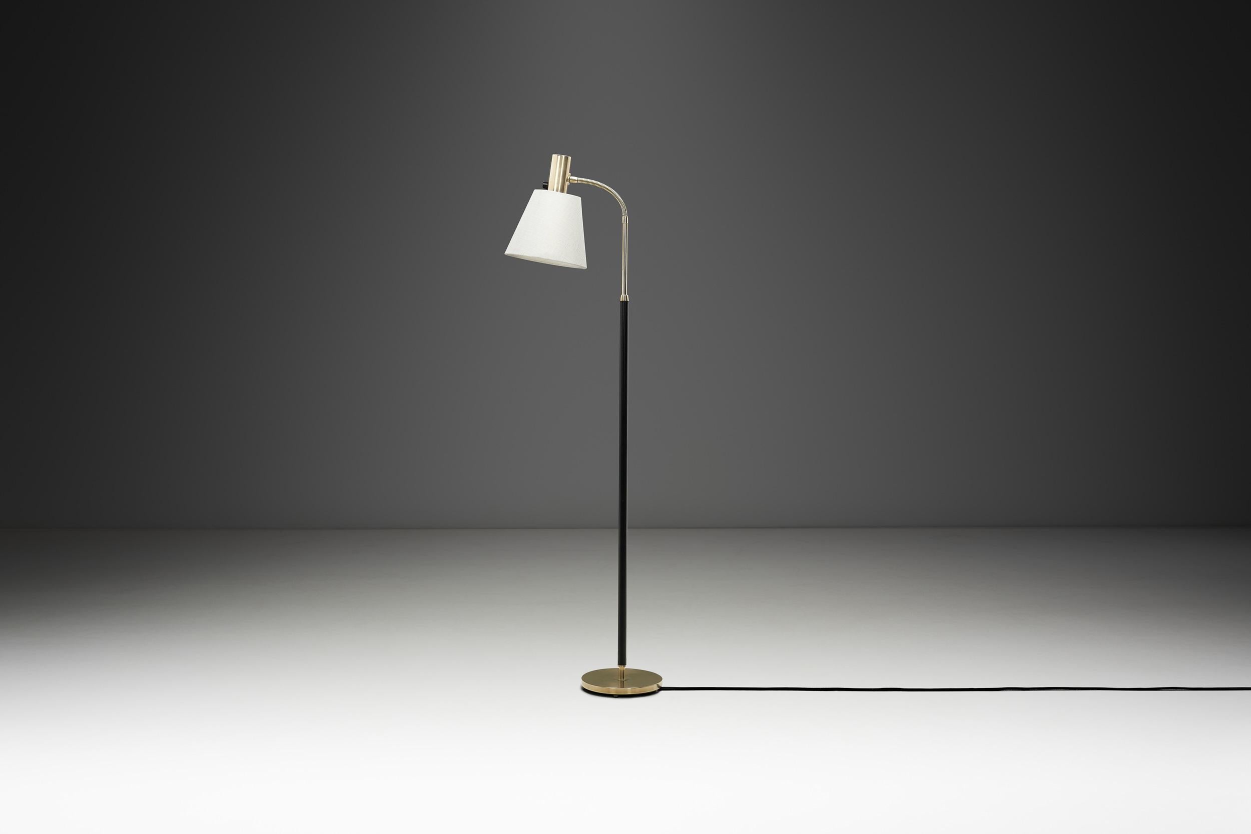 Mid-Century moderno Lampada da terra in ottone e pelle, Svezia, metà del XX secolo circa in vendita