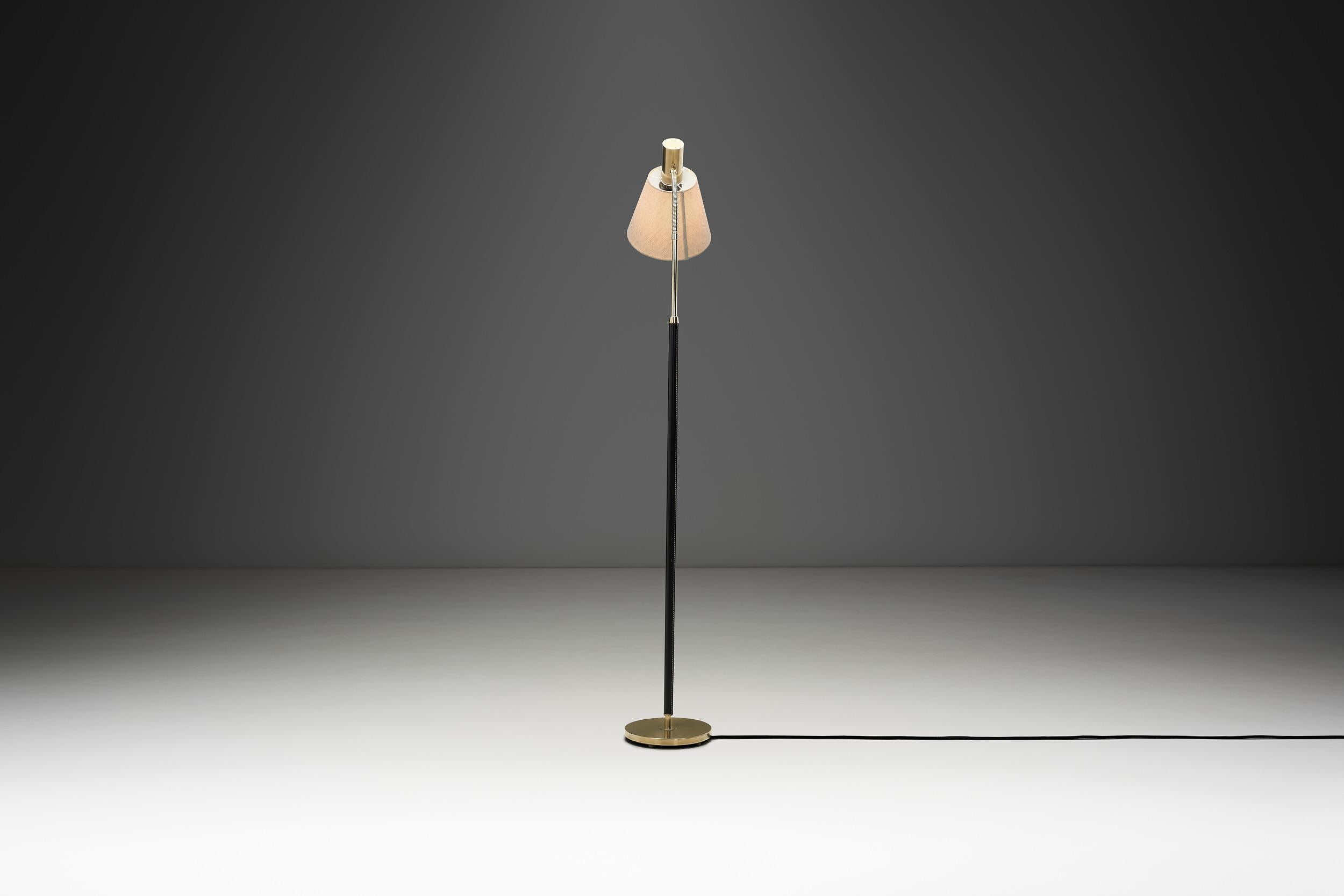 Svedese Lampada da terra in ottone e pelle, Svezia, metà del XX secolo circa in vendita