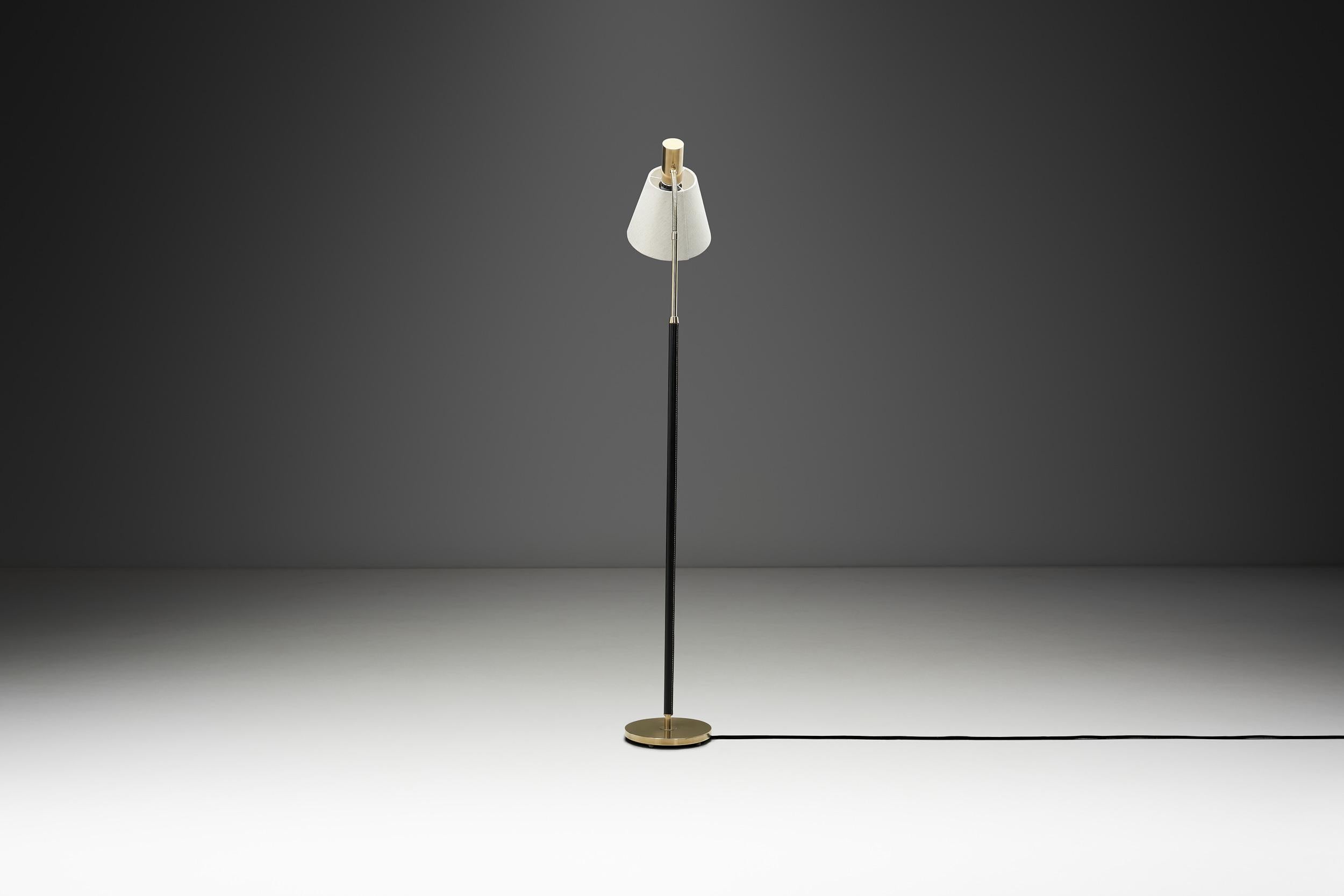 Lampada da terra in ottone e pelle, Svezia, metà del XX secolo circa In condizioni buone in vendita a Utrecht, NL