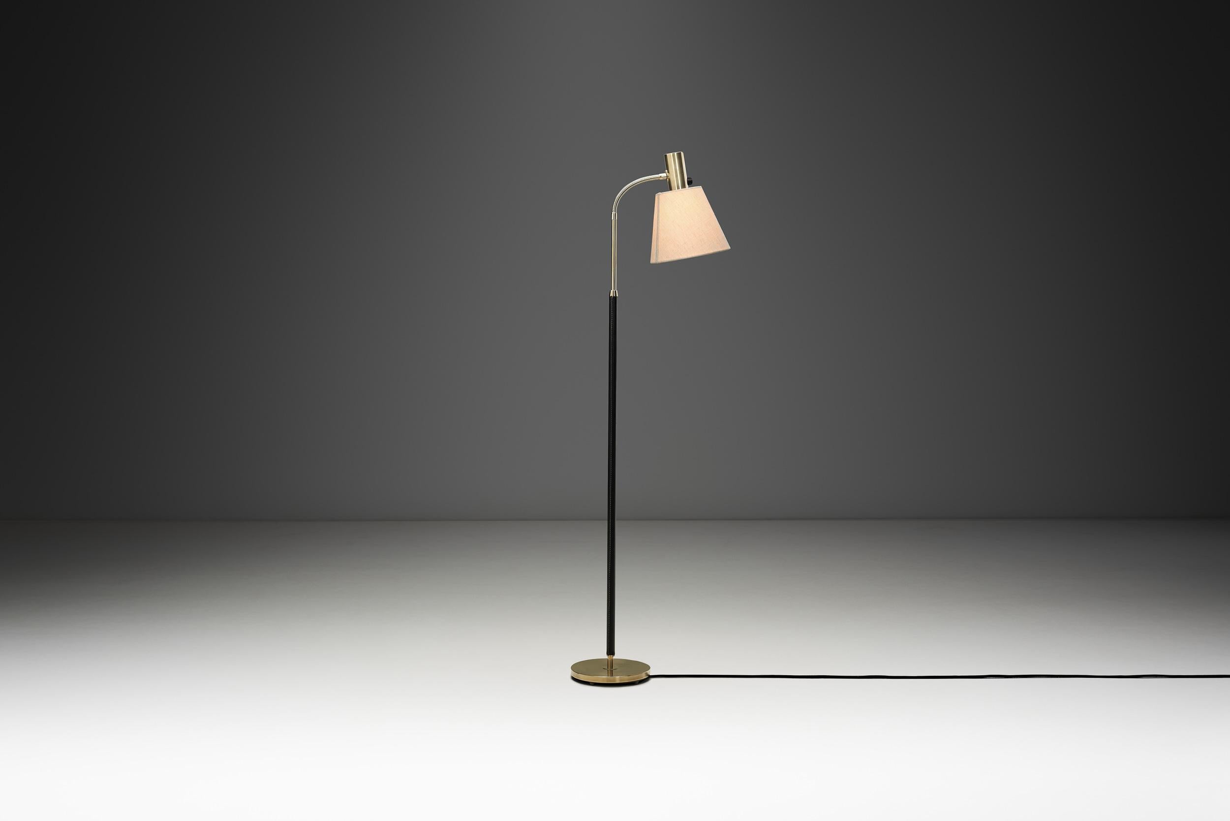 Ottone Lampada da terra in ottone e pelle, Svezia, metà del XX secolo circa in vendita