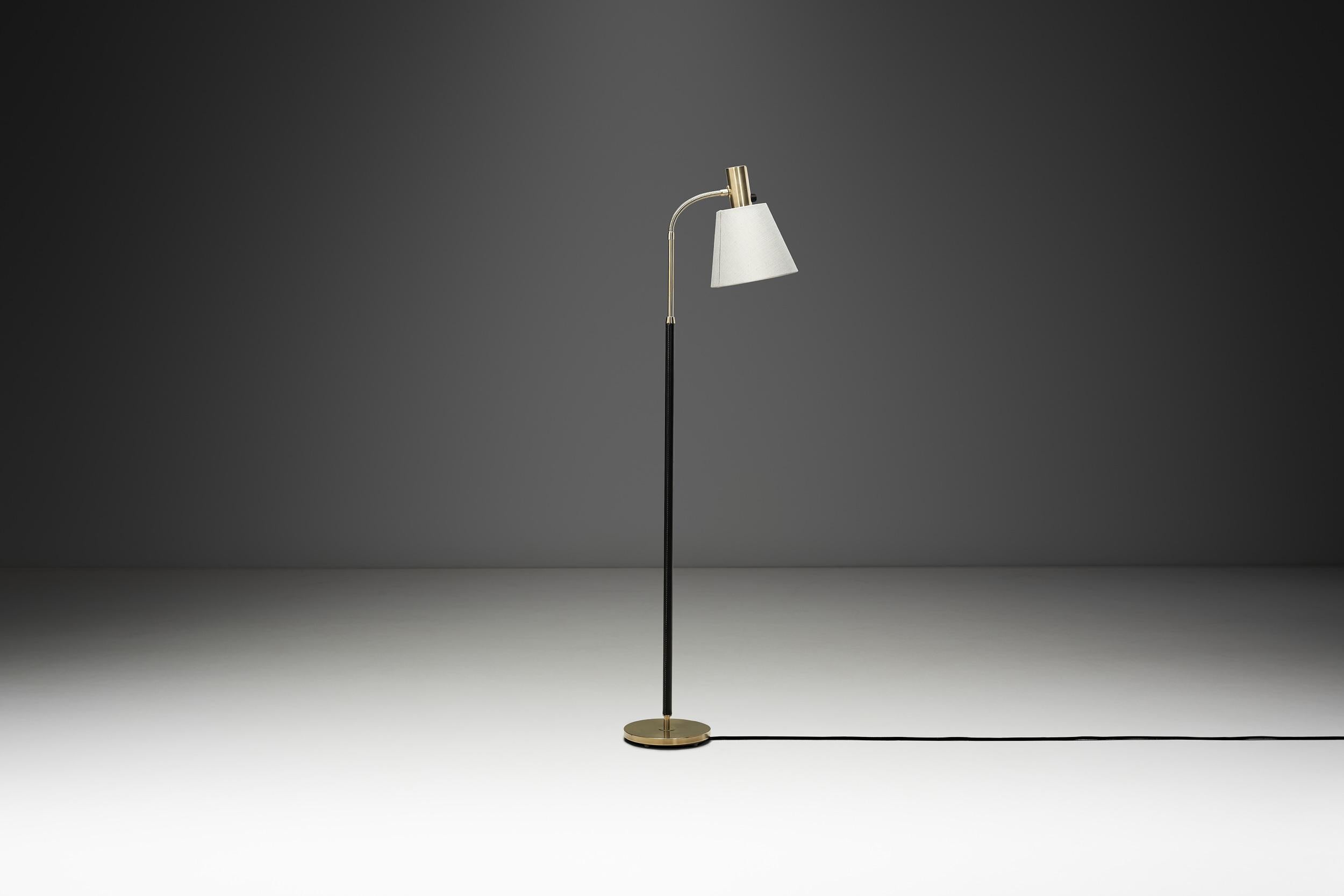 Lampada da terra in ottone e pelle, Svezia, metà del XX secolo circa in vendita 1