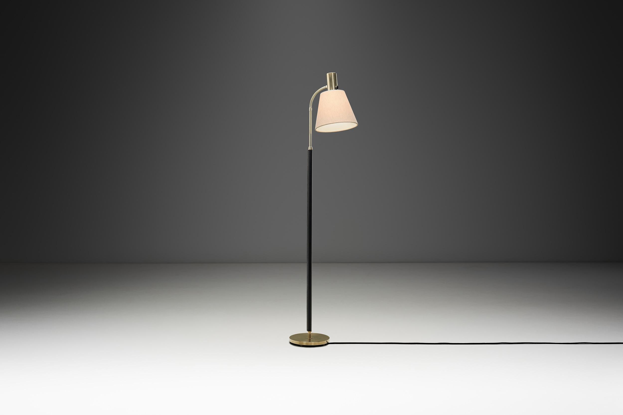 Lampada da terra in ottone e pelle, Svezia, metà del XX secolo circa in vendita 2