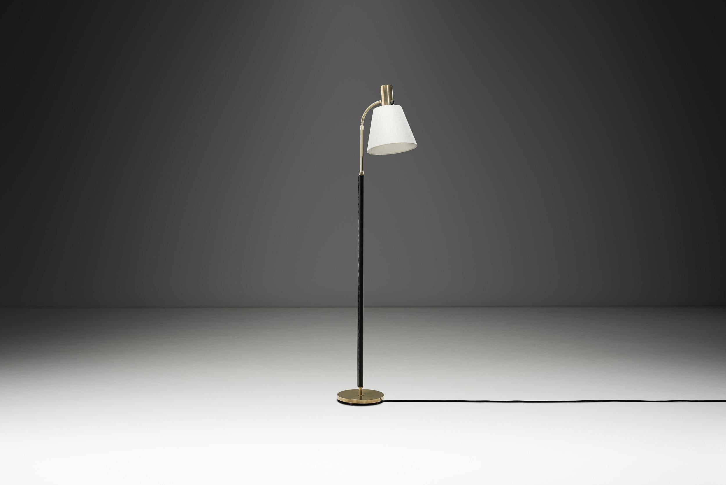 Lampada da terra in ottone e pelle, Svezia, metà del XX secolo circa in vendita 3