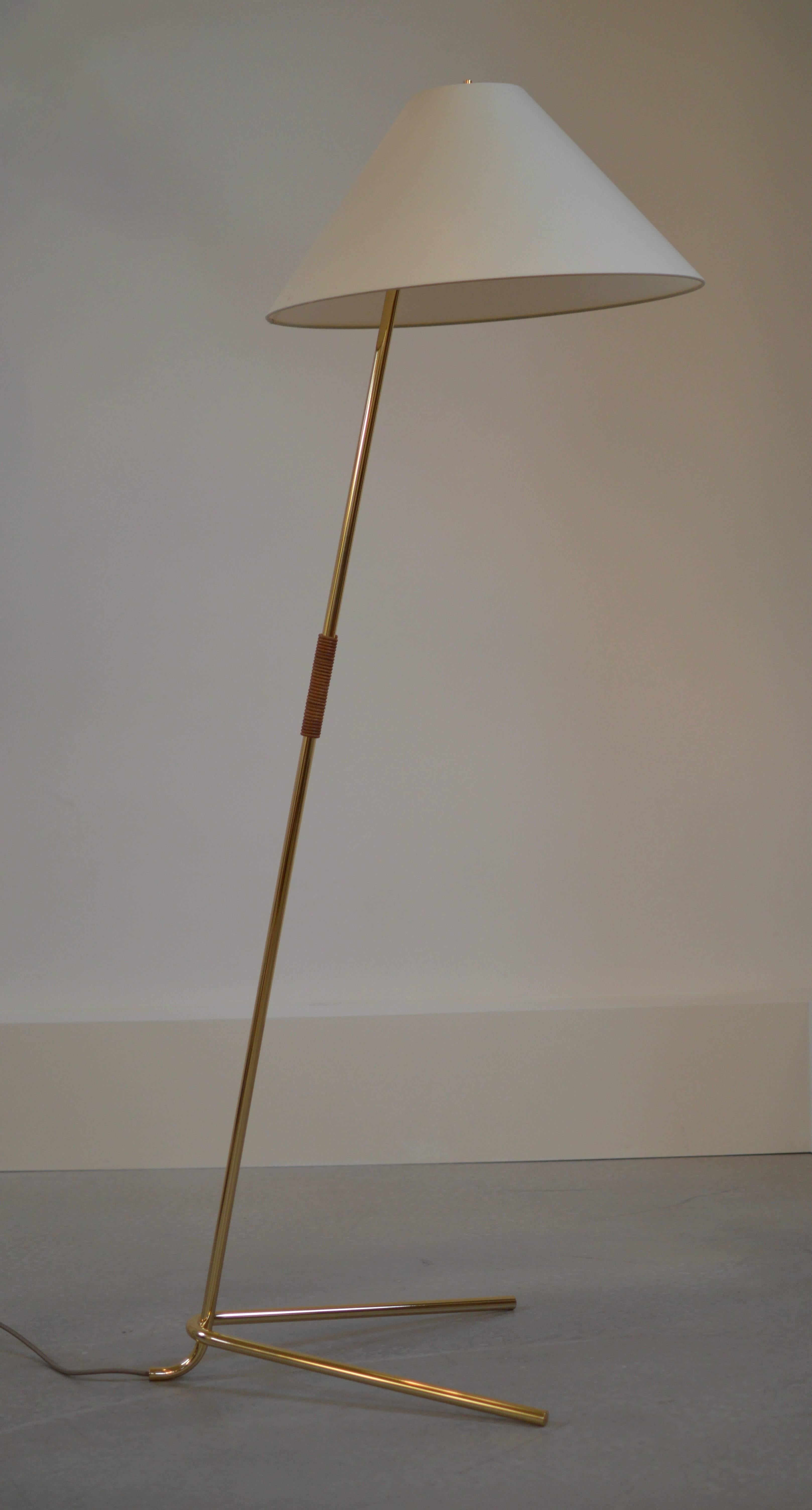 Brass & Leather 'Hase BL' Floor Lamp by J.T. Kalmar - SHIPS FROM STOCK In New Condition For Sale In Utrecht, NL
