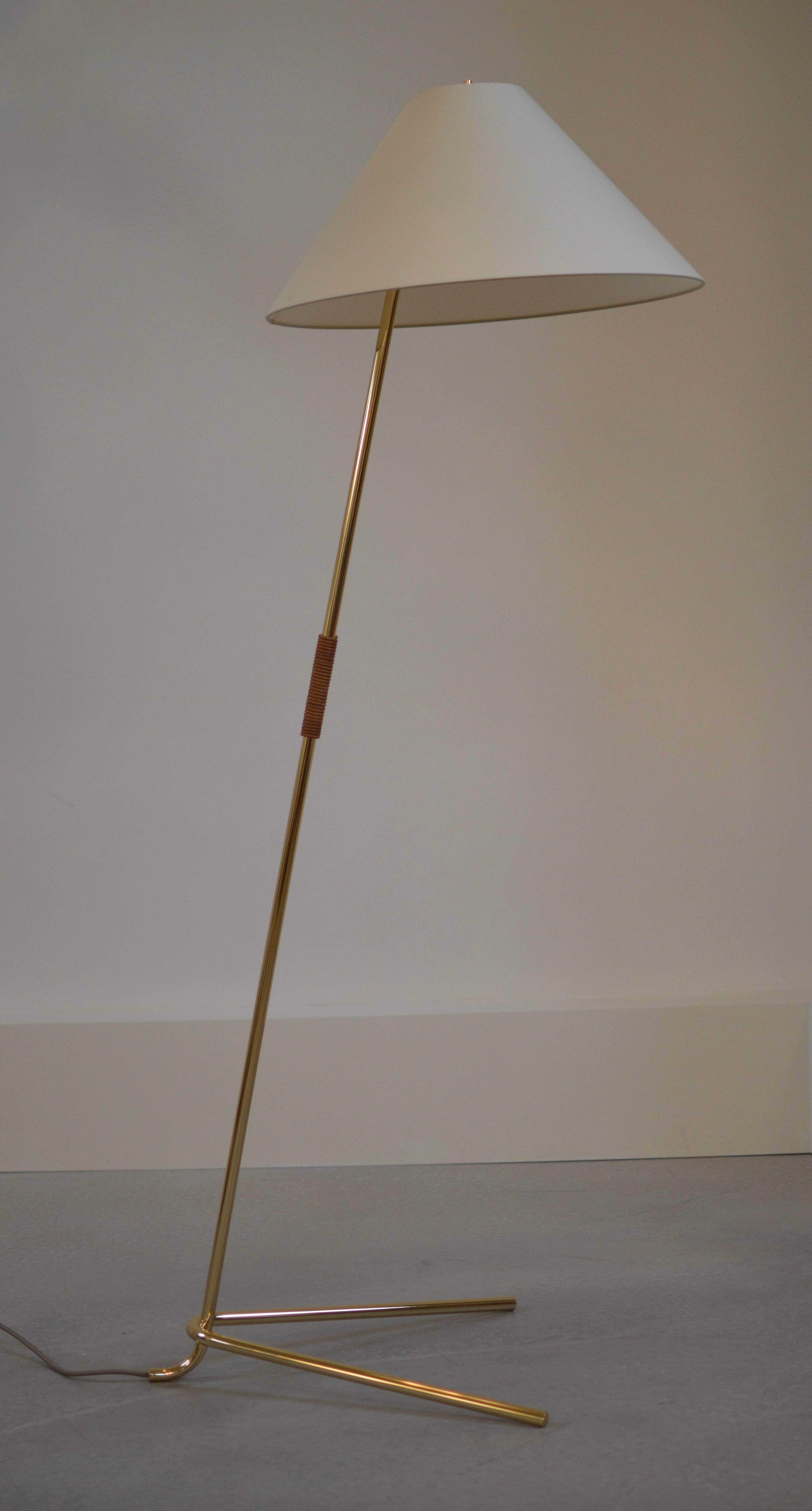 Brass and Leather 'Hase BL' Floor Lamp by Kalmar - 'US' PLUG  In New Condition For Sale In Utrecht, NL