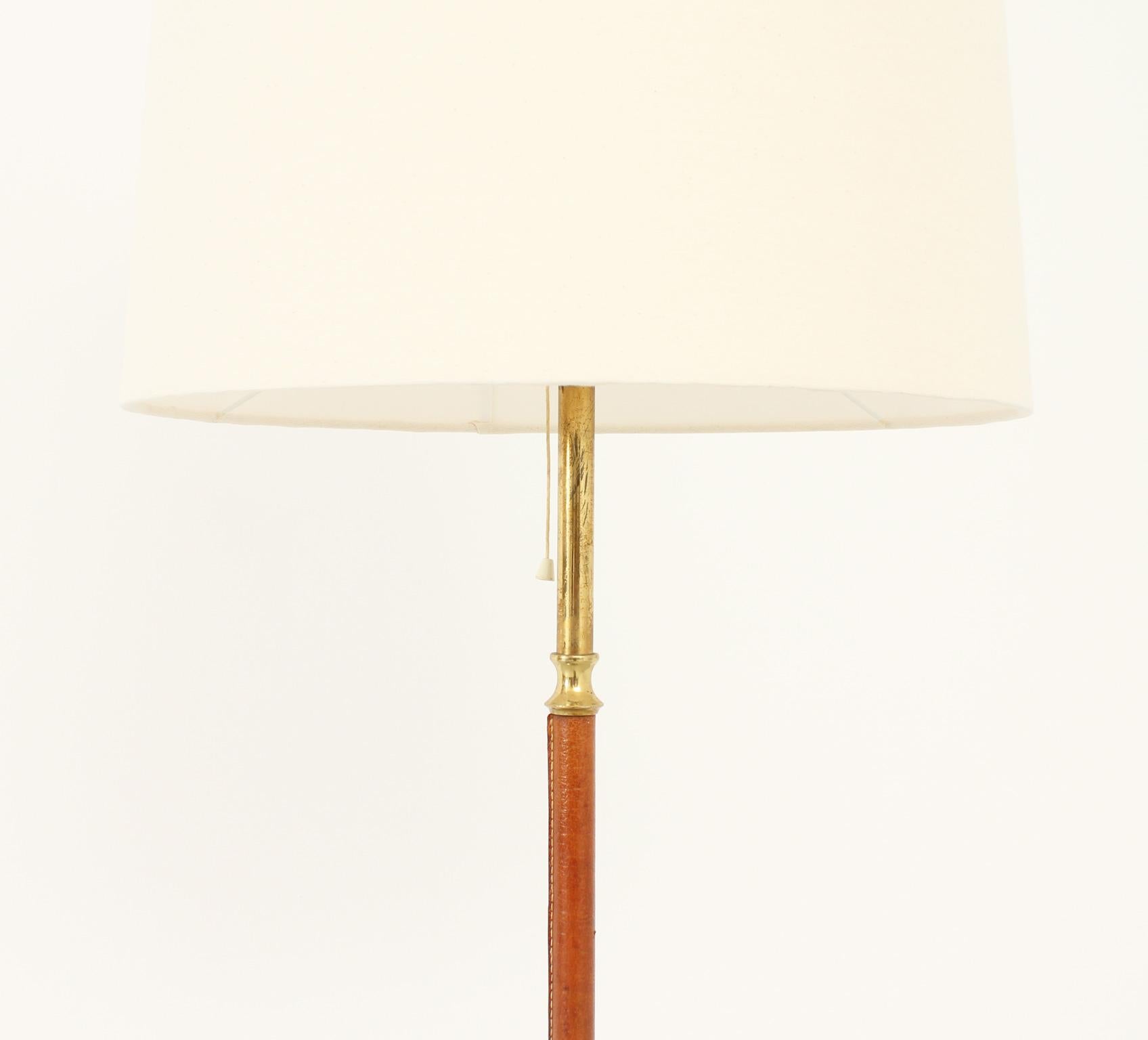 Brass and Leather Spanish Floor Lamp from 1950's In Good Condition For Sale In Barcelona, ES