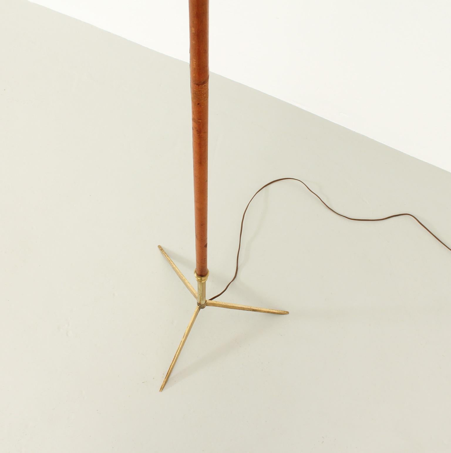 Laiton Lampadaire espagnol en laiton et cuir des années 1950 en vente
