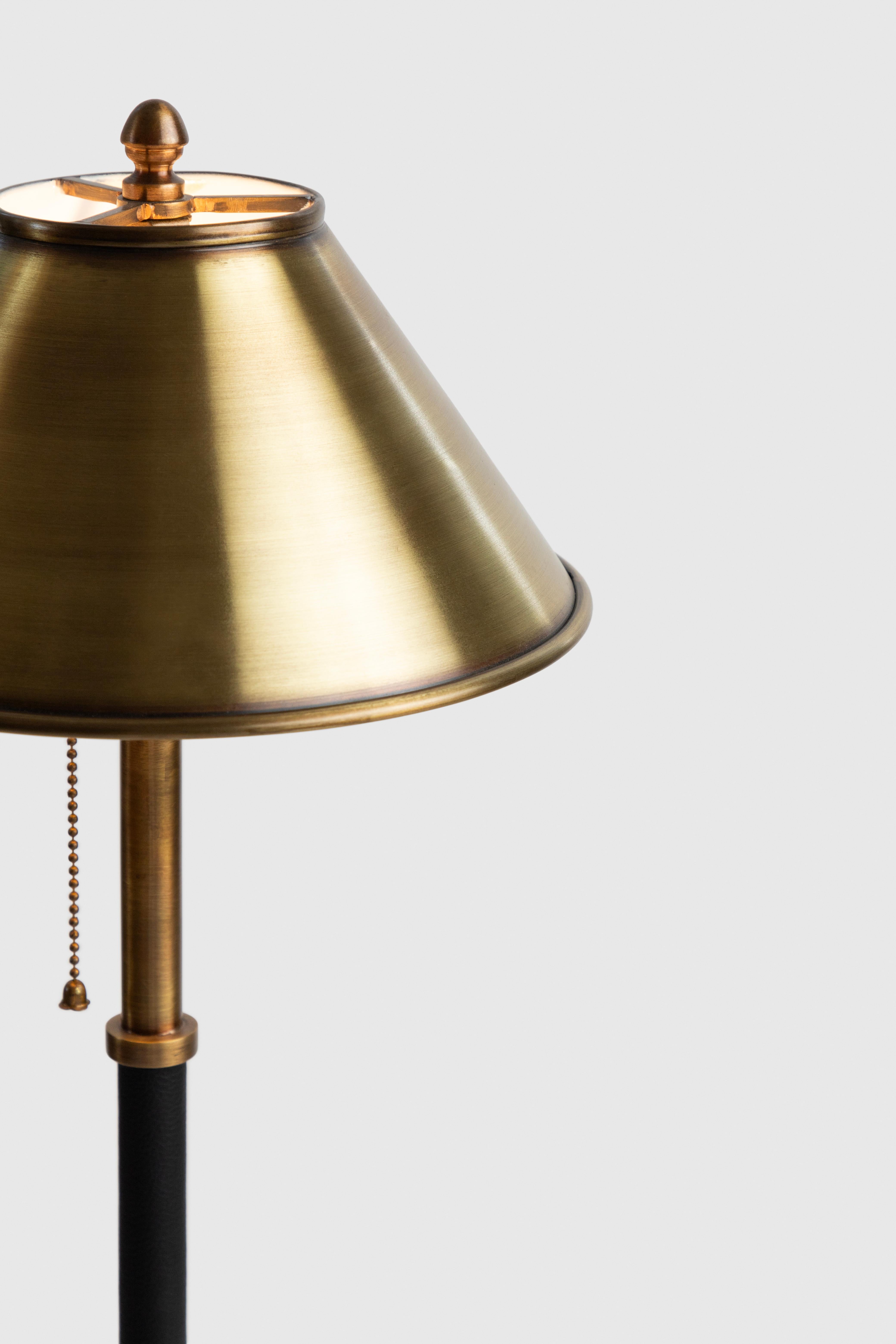 Lampe de table Vendôme,
Bronze forgé avec détails en cuir par des artisans de Mexico. 
Il présente des proportions uniques, réalisées avec le plus grand souci du détail.