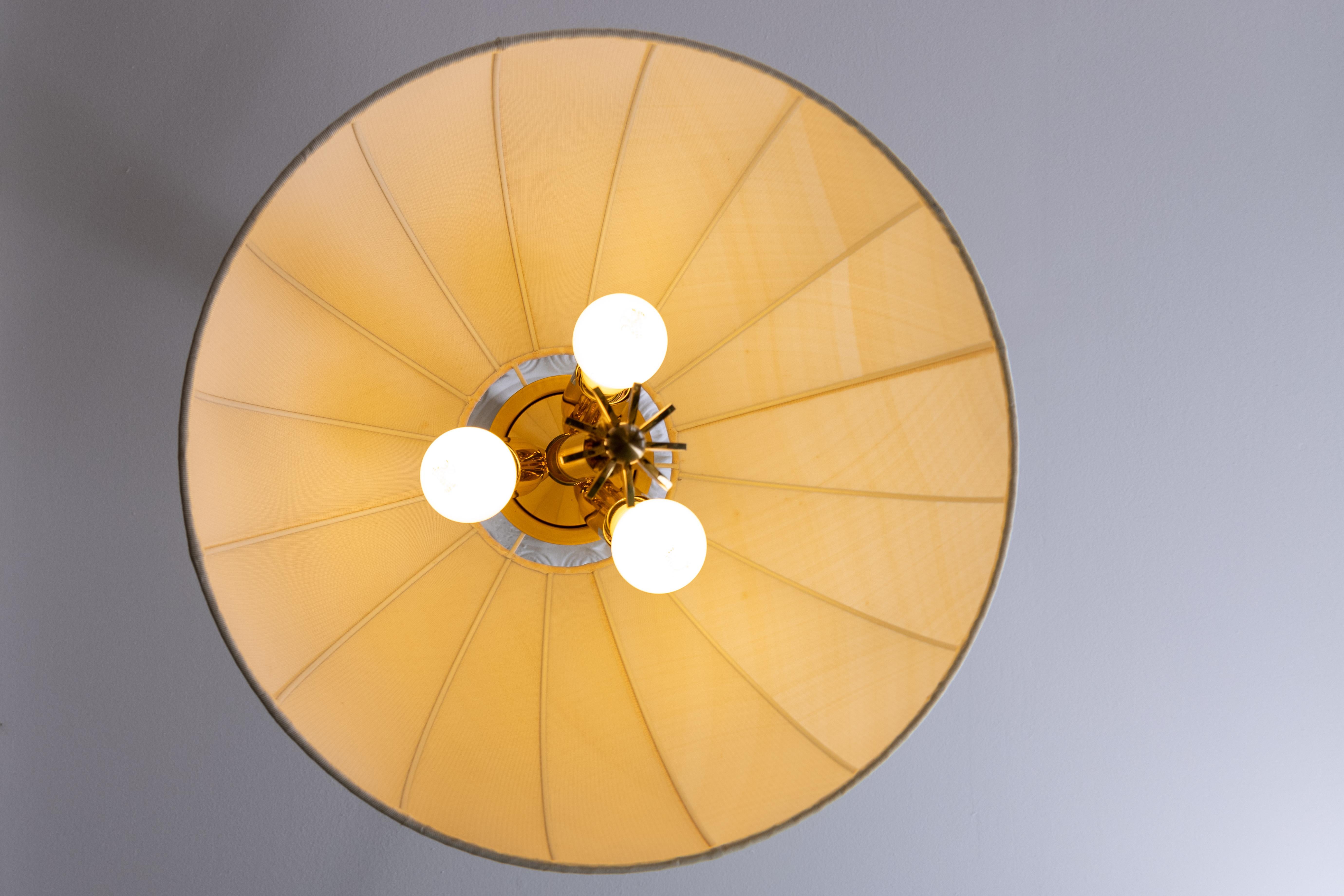 Lampada a sospensione in ottone e paralume in tessuto beige chiaro ad altezza regolabile, Germania in vendita 3