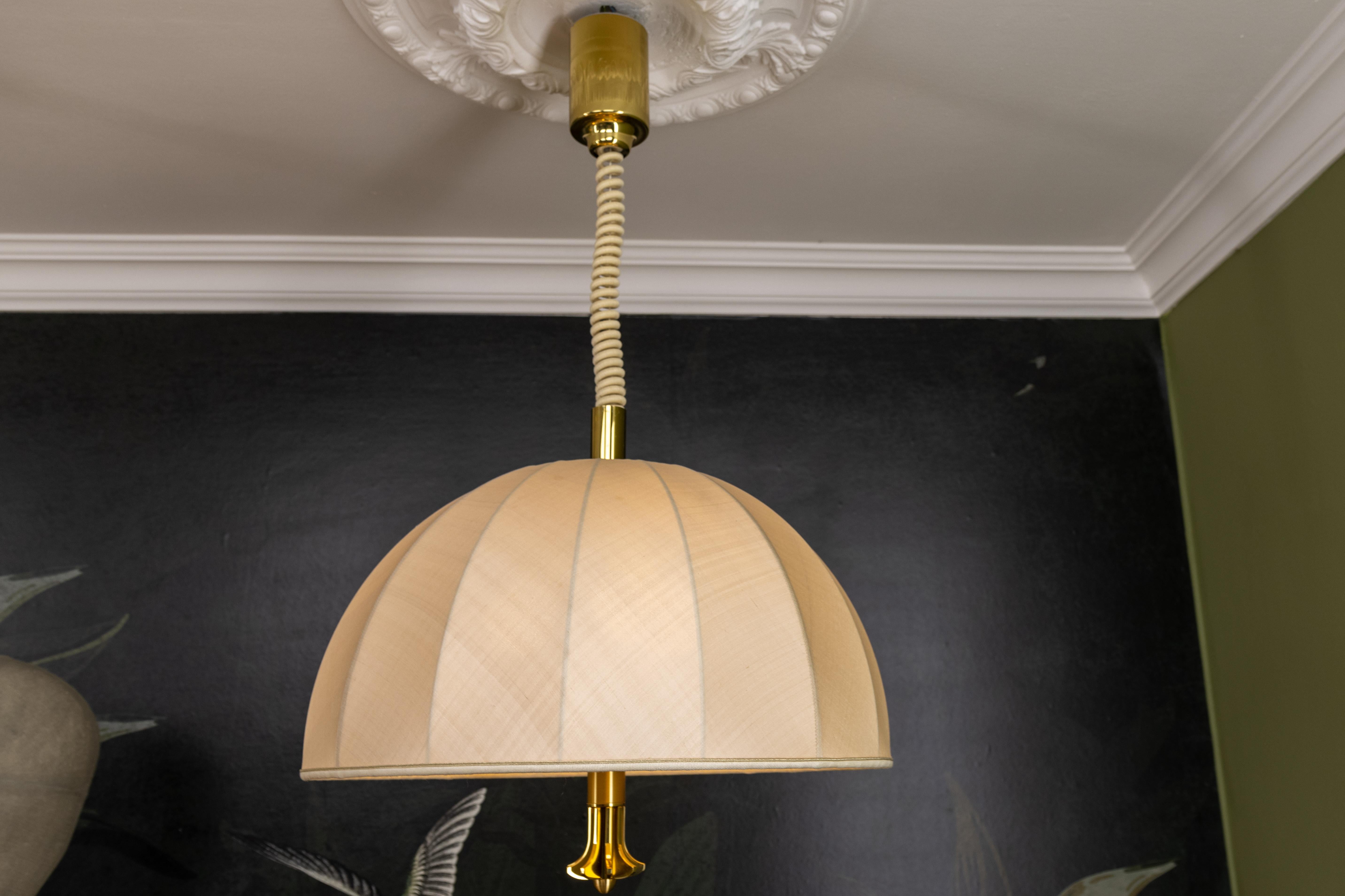 Lampada a sospensione in ottone e paralume in tessuto beige chiaro ad altezza regolabile, Germania in vendita 4