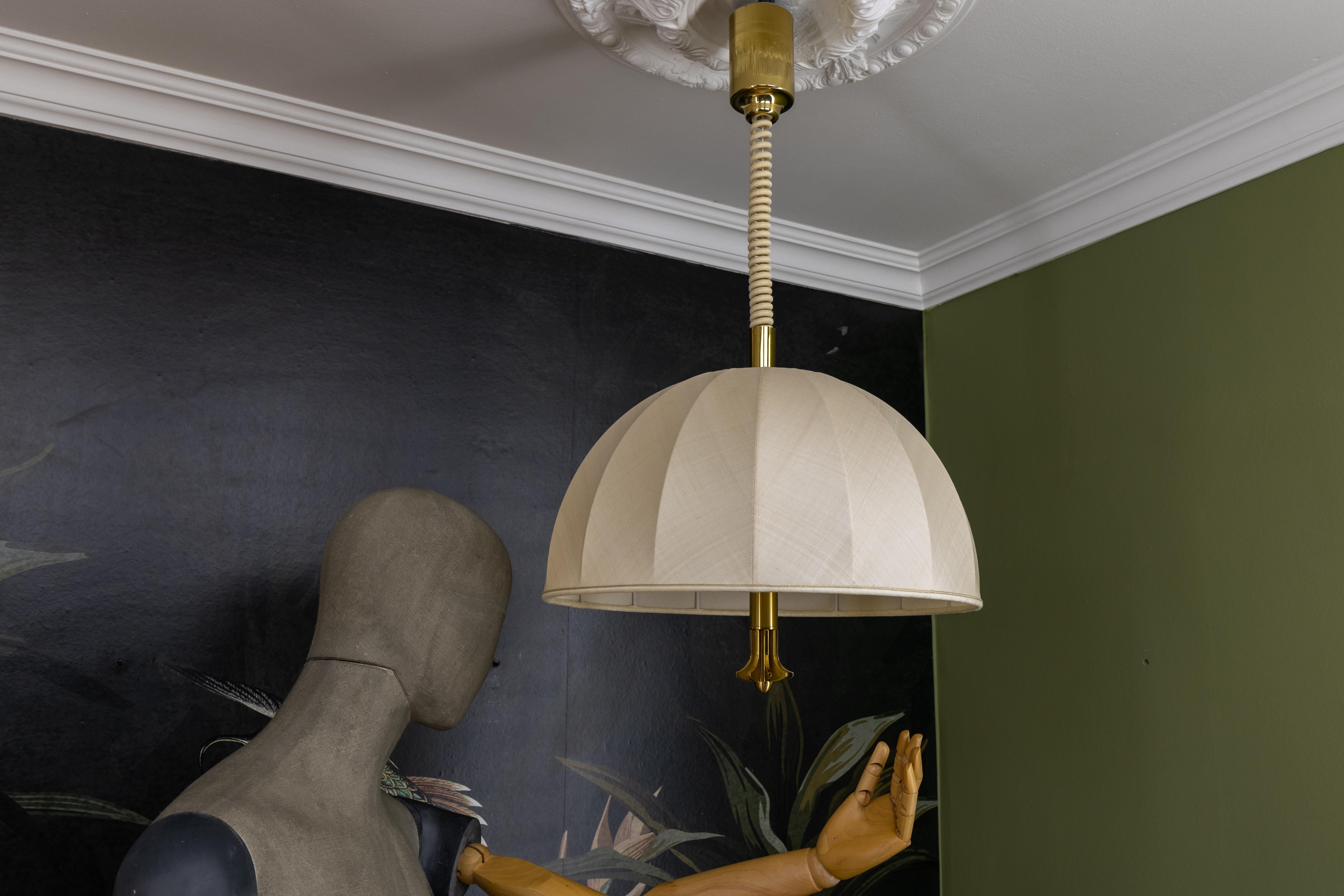 Lampada a sospensione in ottone e paralume in tessuto beige chiaro ad altezza regolabile, Germania in vendita 5