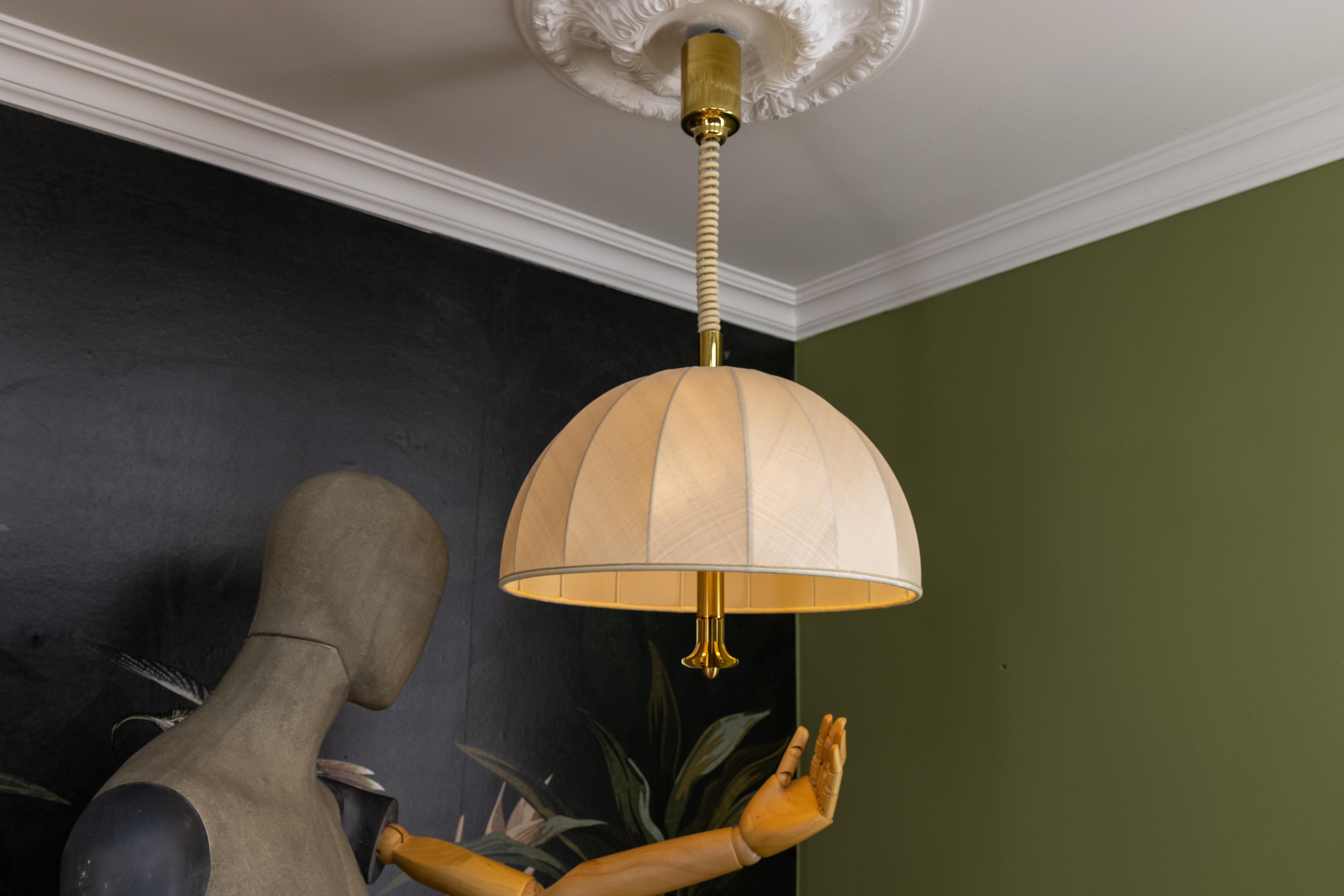 Lampada a sospensione in ottone e paralume in tessuto beige chiaro ad altezza regolabile, Germania in vendita 6