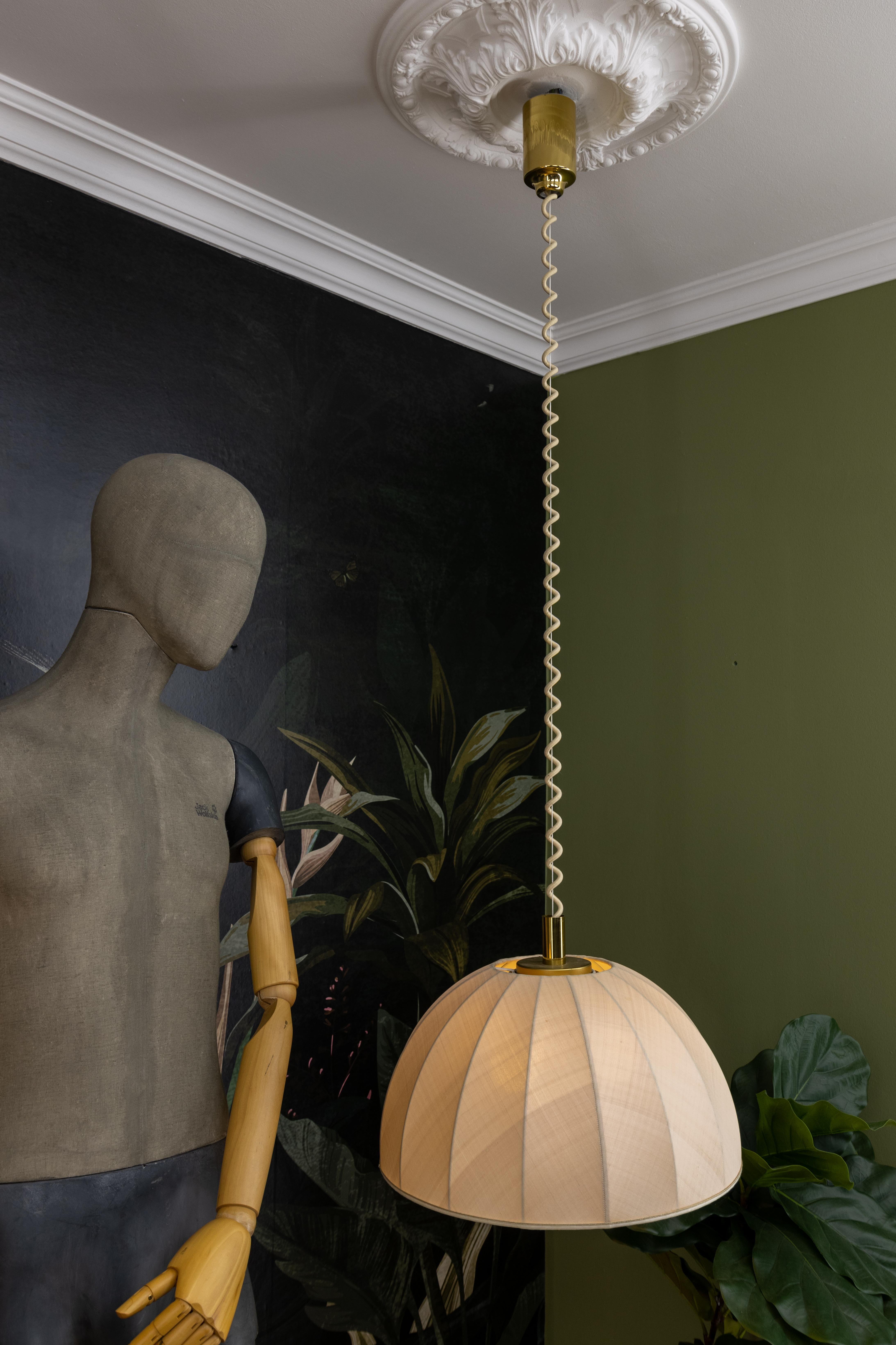 Lampada a sospensione in ottone e paralume in tessuto beige chiaro ad altezza regolabile, Germania in vendita 8