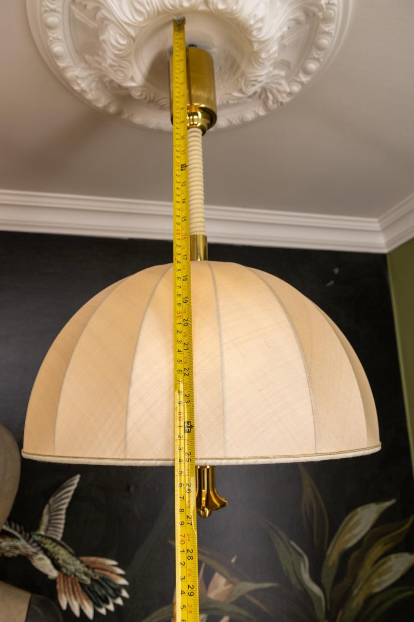 Lampada a sospensione in ottone e paralume in tessuto beige chiaro ad altezza regolabile, Germania in vendita 9
