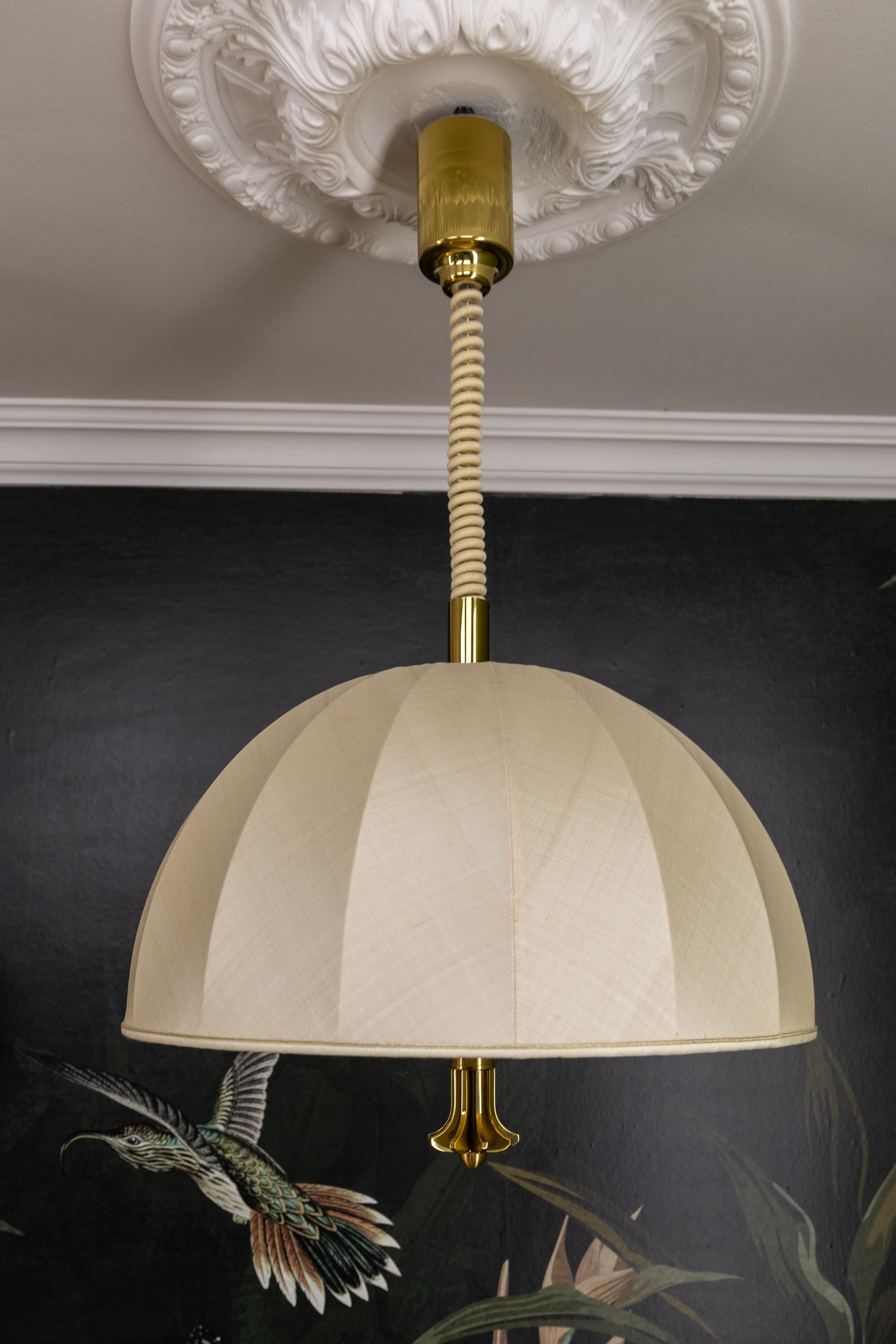 Lampada a sospensione in ottone e paralume in tessuto beige chiaro ad altezza regolabile, Germania in vendita 10