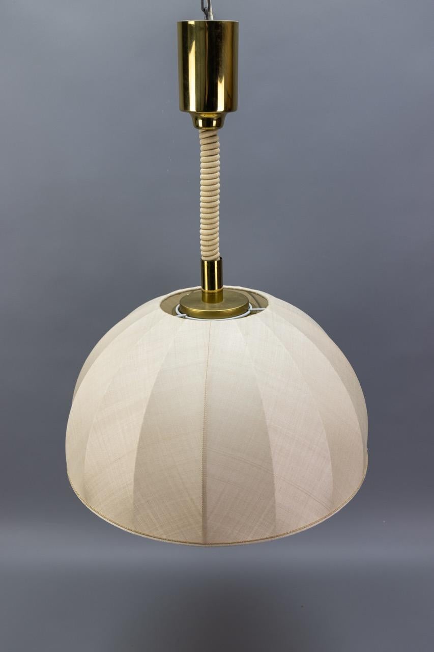 Lampada a sospensione in ottone e paralume in tessuto beige chiaro ad altezza regolabile, Germania in vendita 11